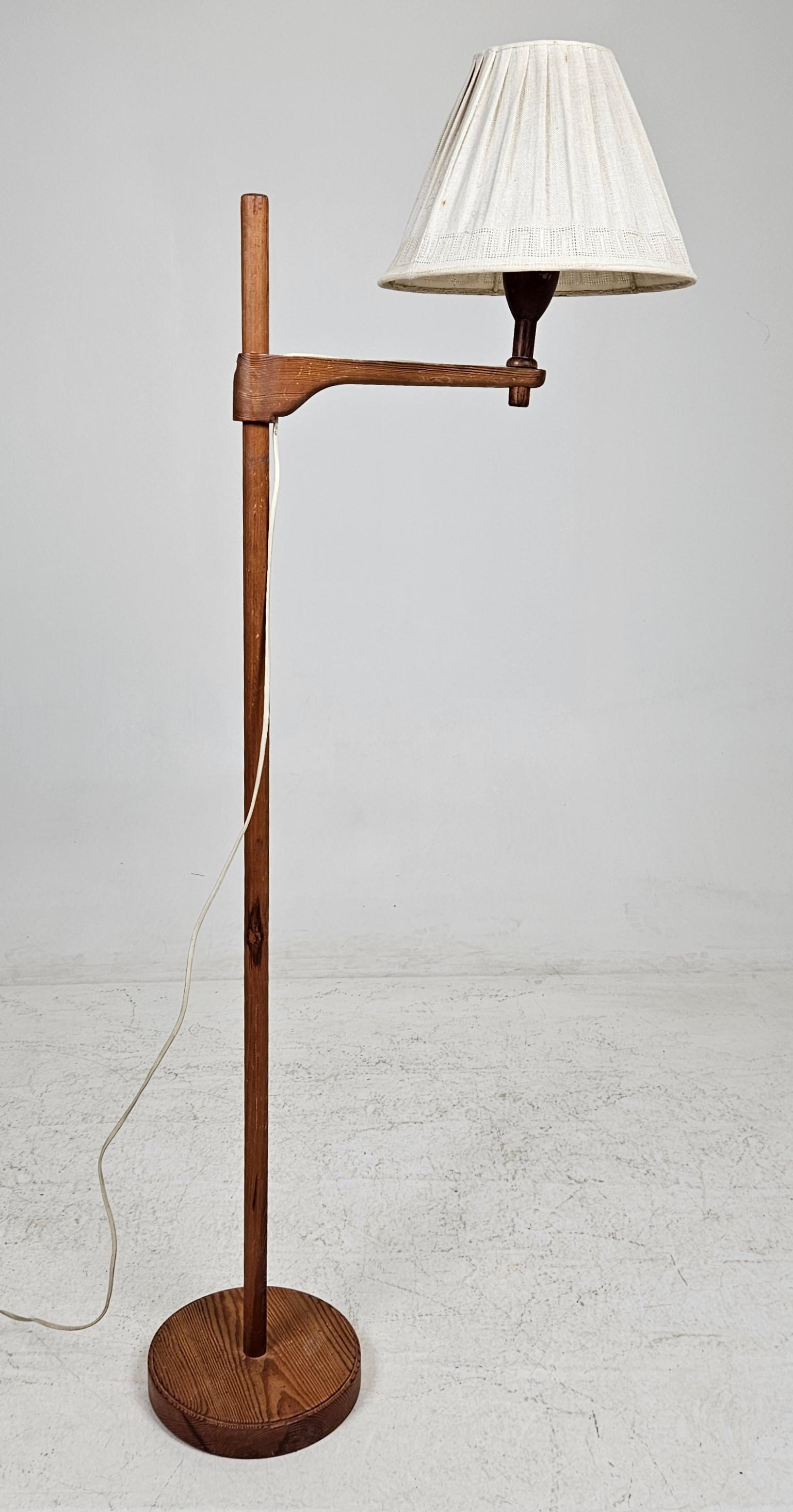 CARL MALMSTEN. Golvlampa, furu, "Staken", osignerad.