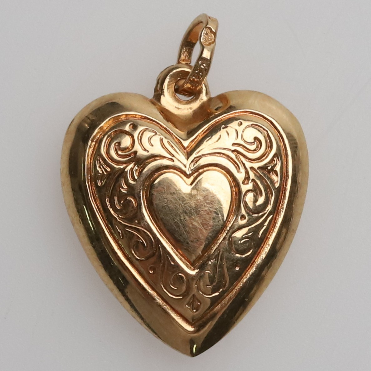 Hjärtformat hänge av 18K guld, 1,34 gram.
