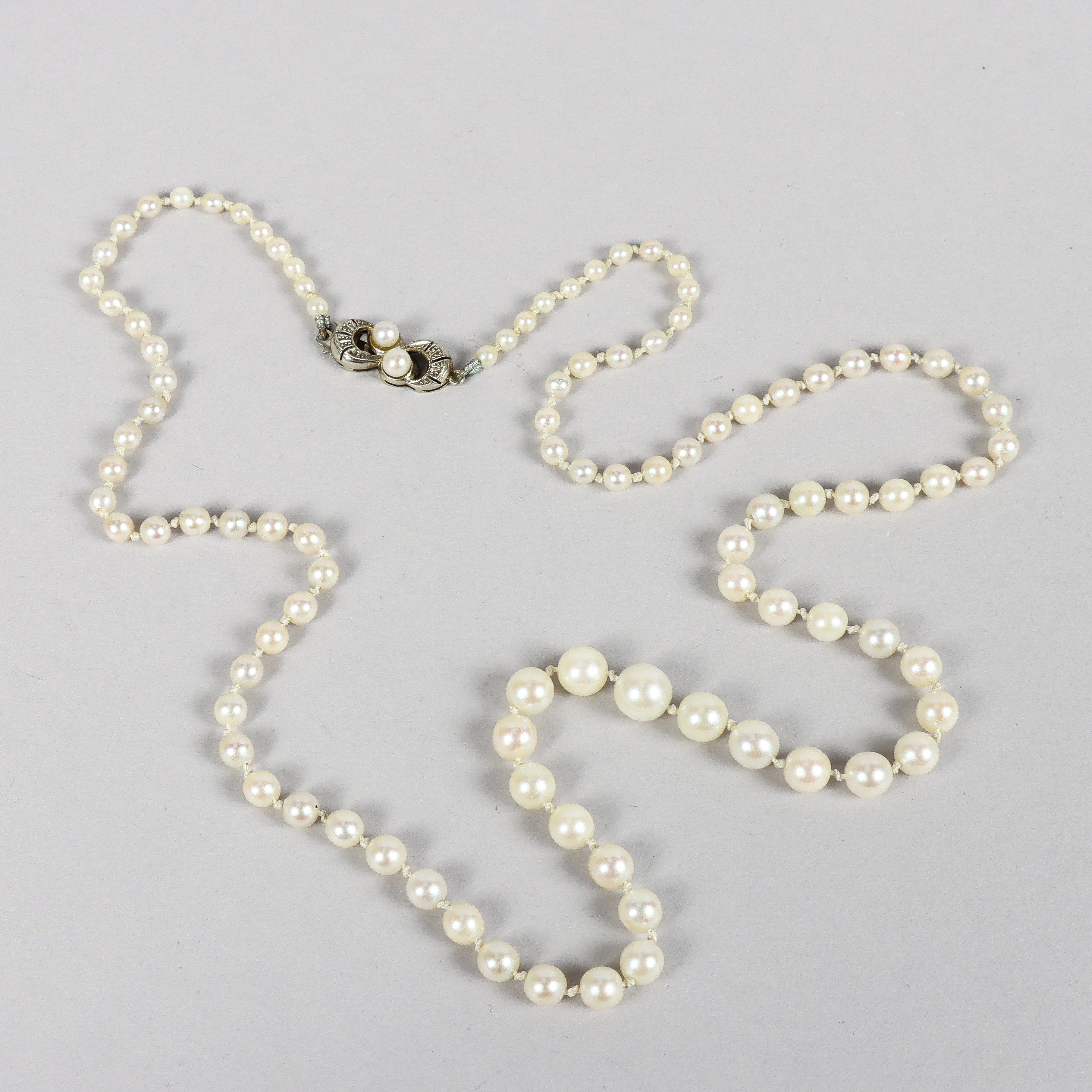 PÄRLCOLLIER, odlade saltvattenspärlor med lås i 18k vitguld.