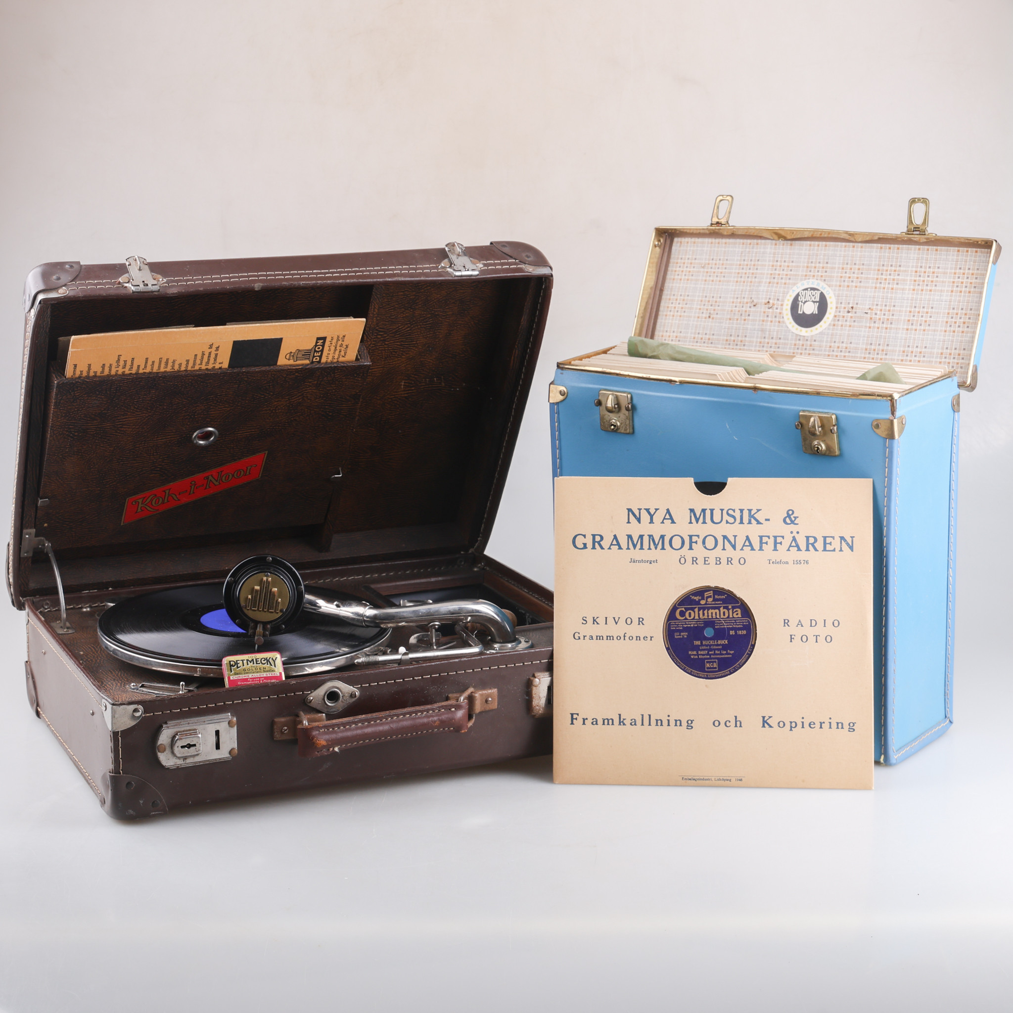 RESEGRAMOFON samt 20-25 skivor. 1900-talets första hälft.