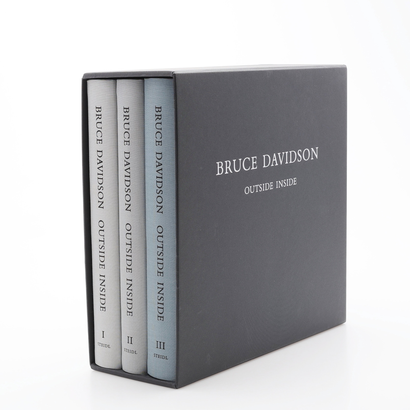 FOTO. DEN AMERIKANSKE MAGNUM-FOTOGRAFEN BRUCE DAVIDSONS MAGNUS OPUS OUTSIDE INSIDE I TRE VOLYMER, 1961-1966 OCH 1966-2009. 1954-1951.