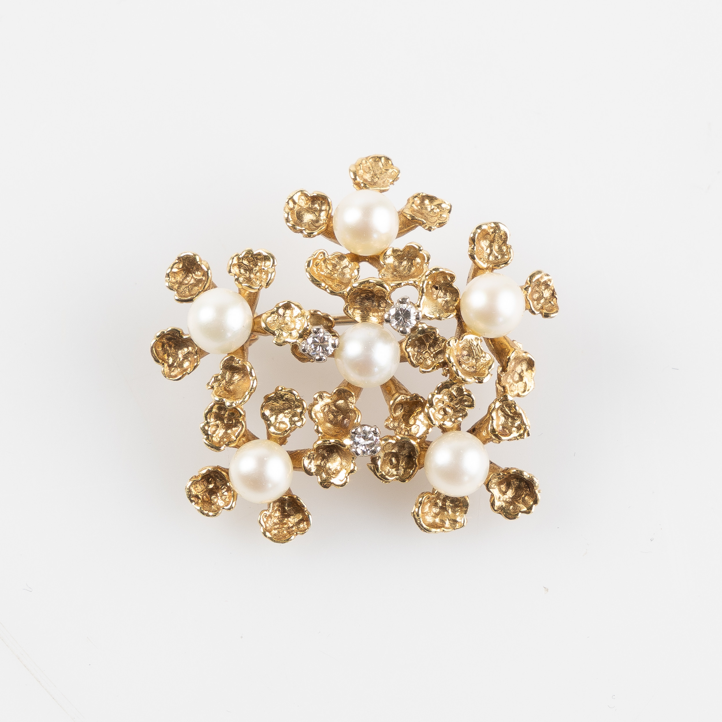 BROSCH, 14K guld med odlade pärlor och briljantslipade diamanter.