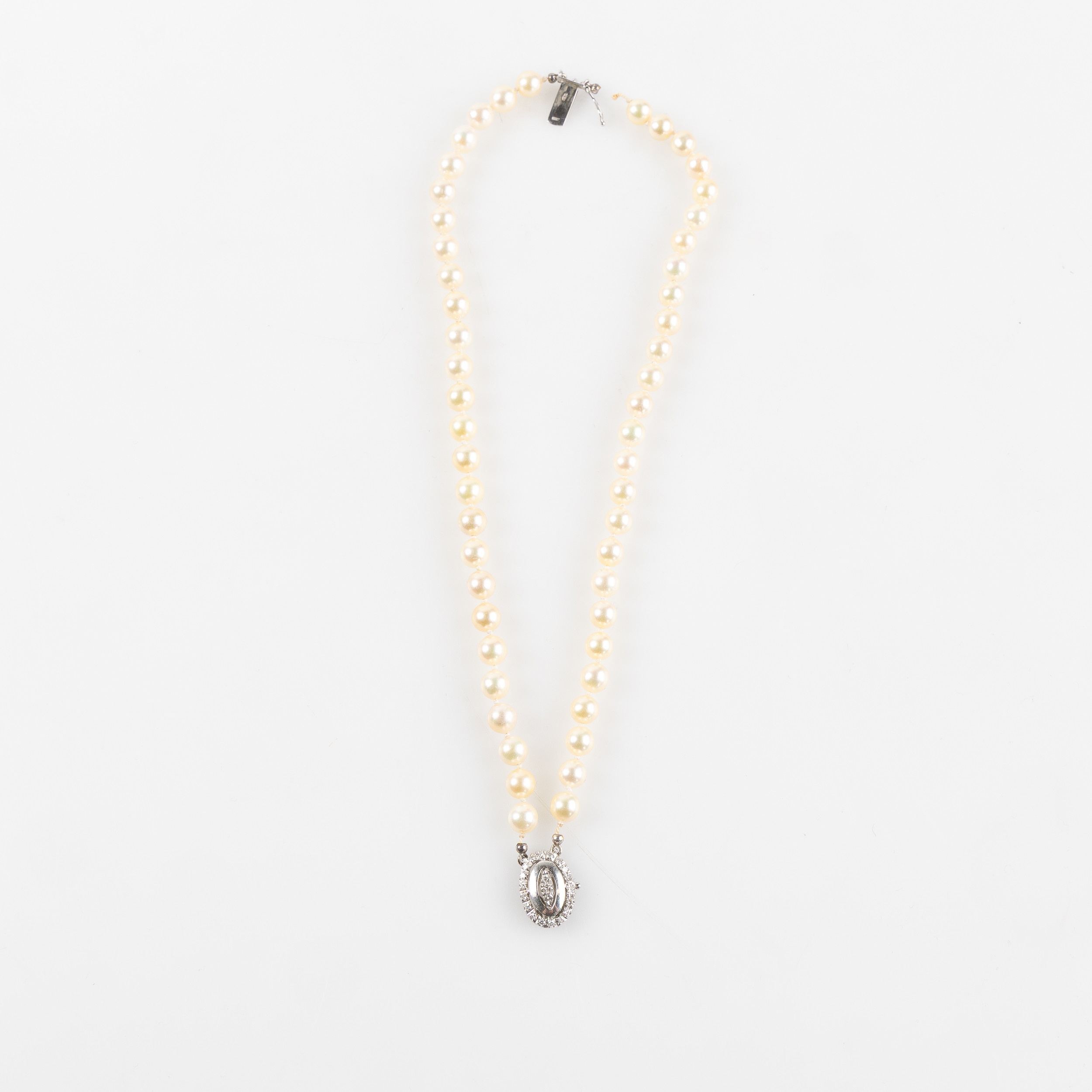 ARMBAND, odlade pärlor med lås i 18K vitguld och åttkantslipade diamanter, Alessandria, Italien.