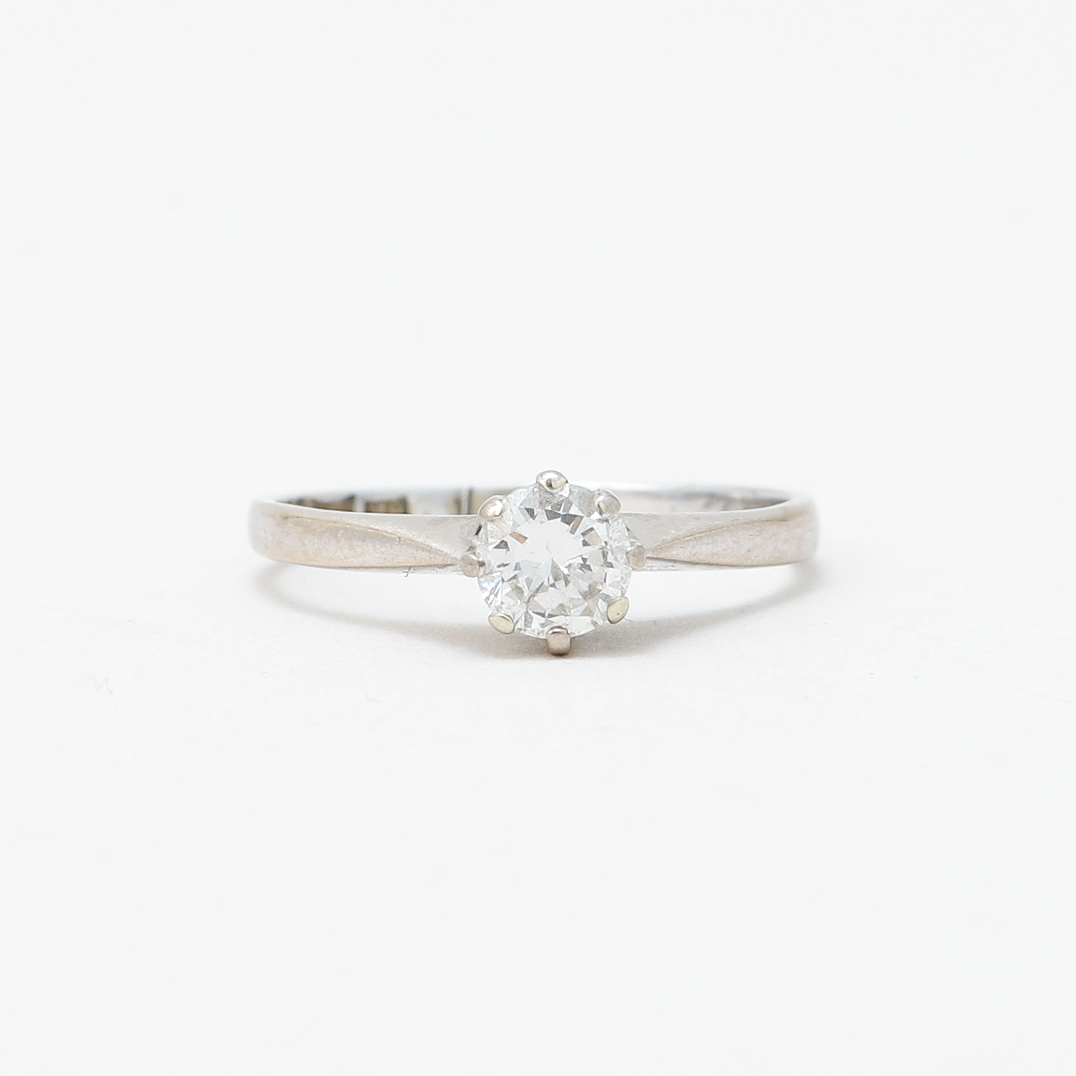 RING, 18k vitguld med diamant 0,40 ct, vikt ca 1,8 gram.