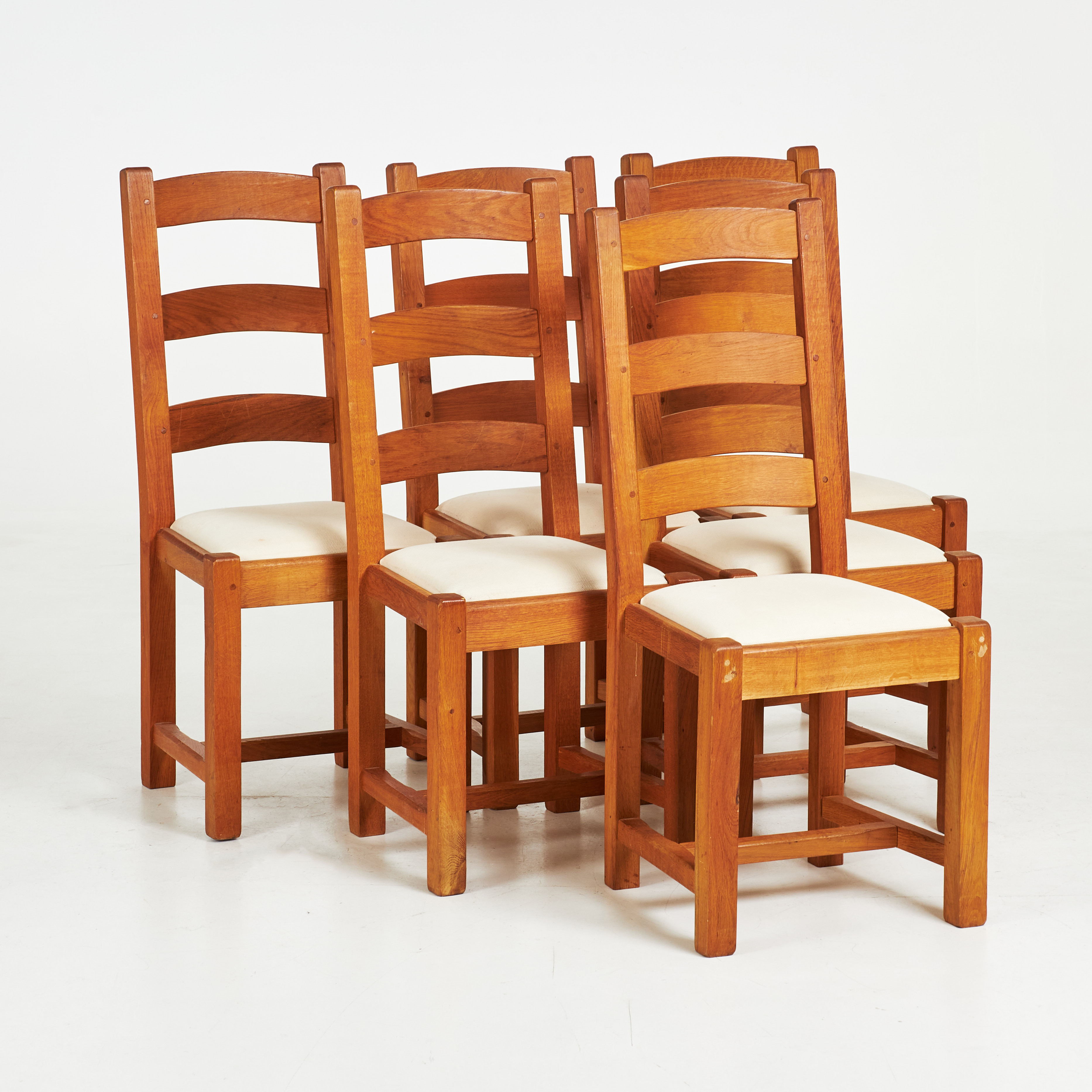 STOLAR, 6 st, 1900/2000-tal, massiv ek, kopplade ben, sitsar i vit textil.