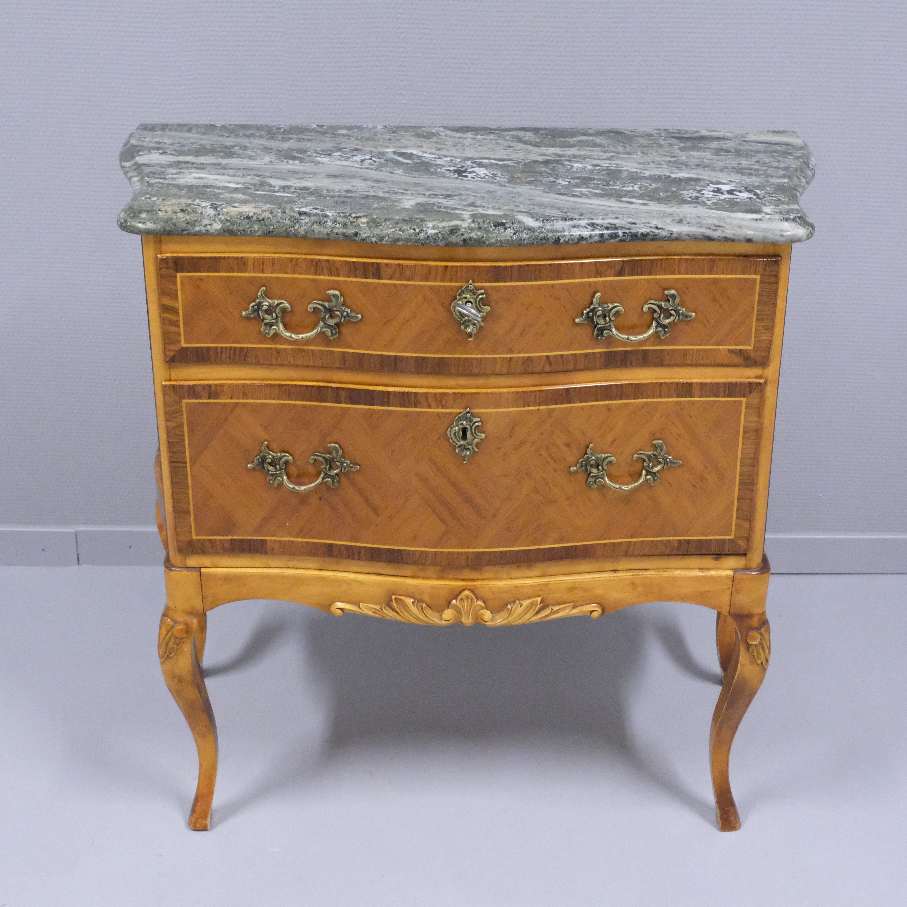 BYRÅ MED STENSKIVA, ROKOKOSTIL.