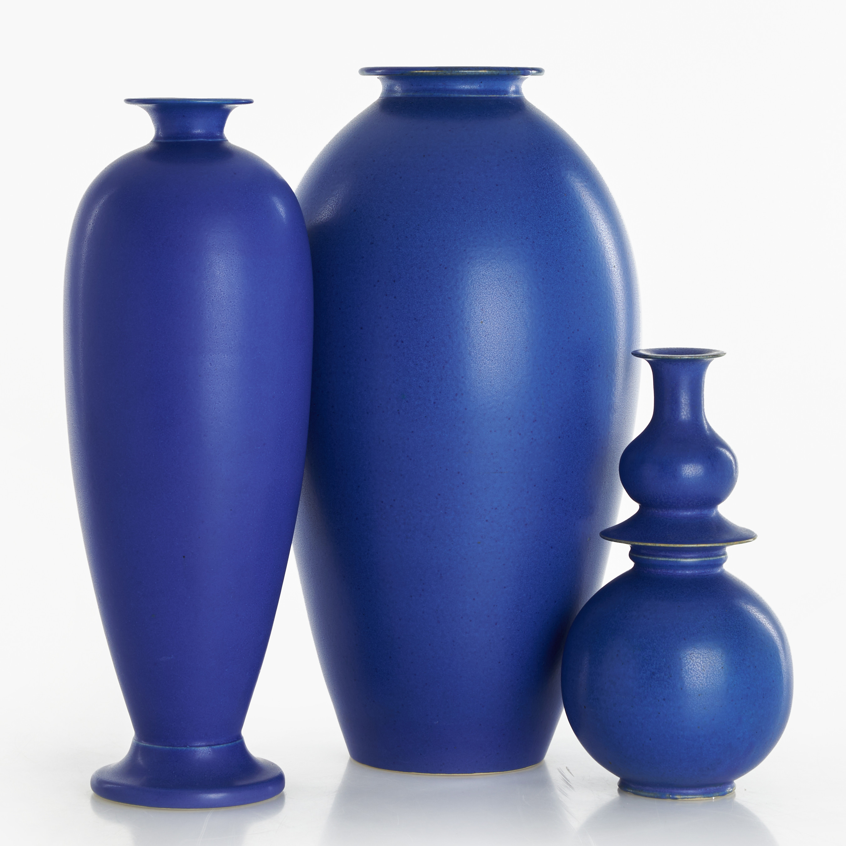 PER LILIENGREN. Vaser, 3 st, signerade, egen atelje, glaserat stengods i matt blå glasyr.