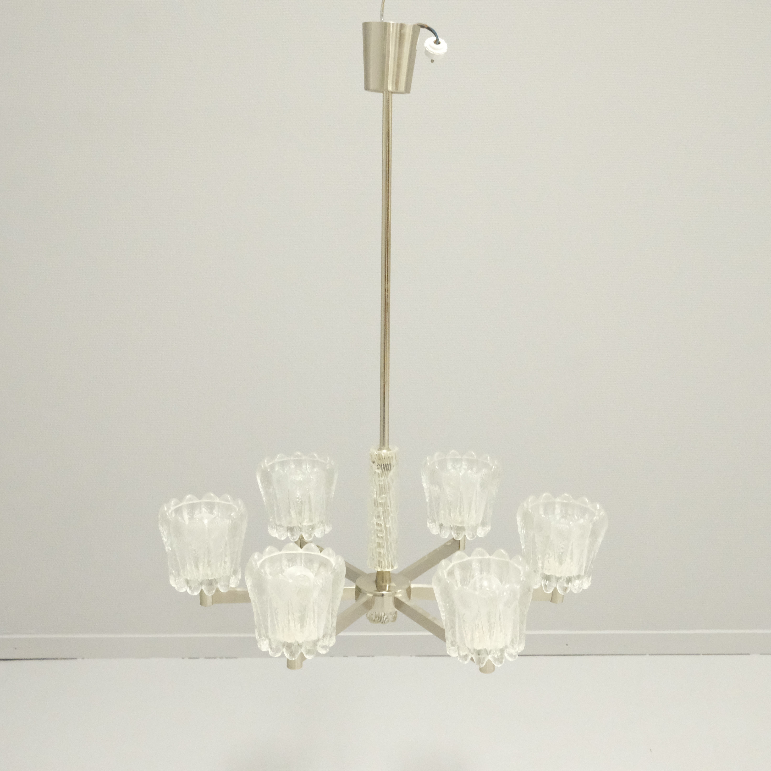 TAKLAMPA. METALL OCH GLASKUPOR.