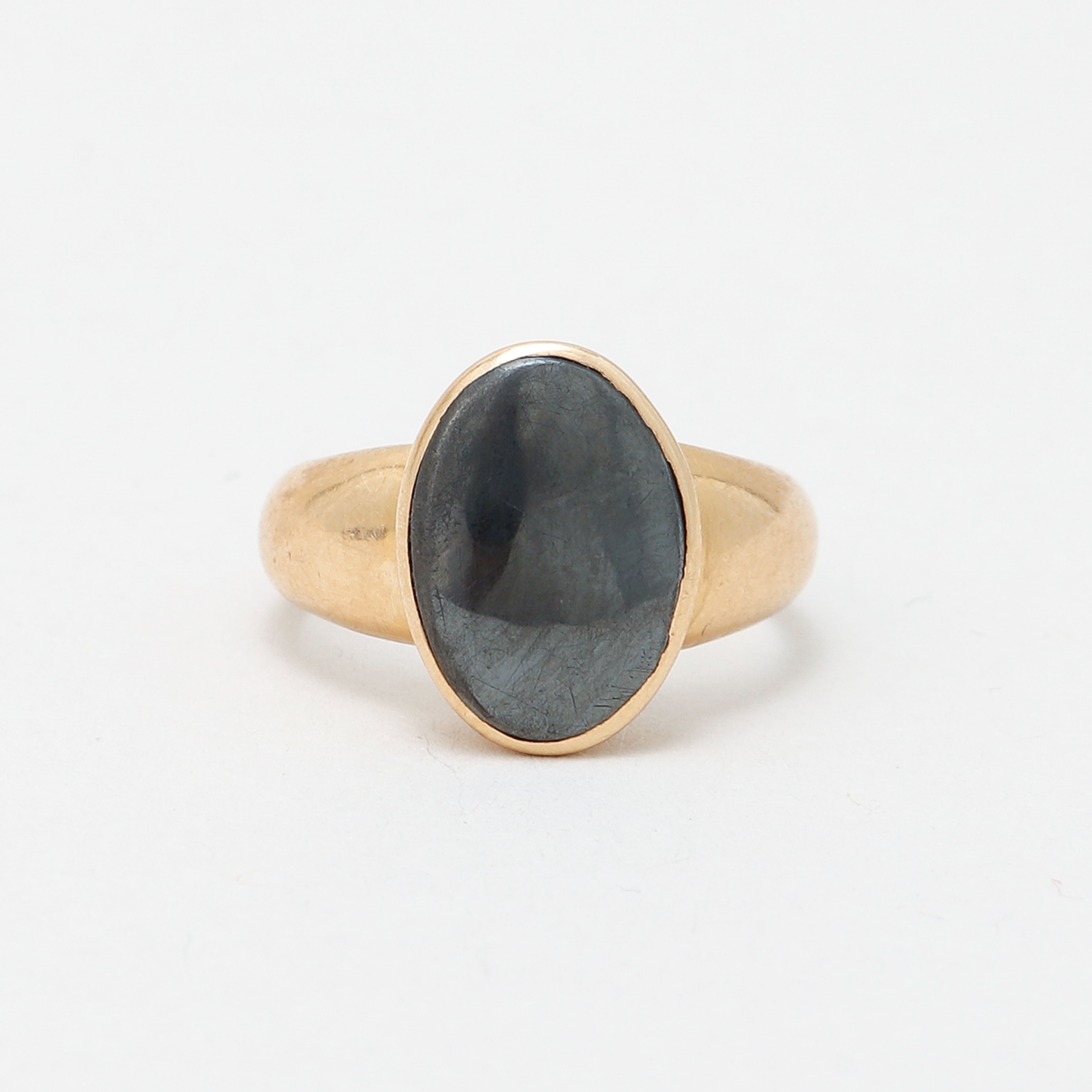 RING, 18k guld med svart sten, vikt ca 6,7 gram.