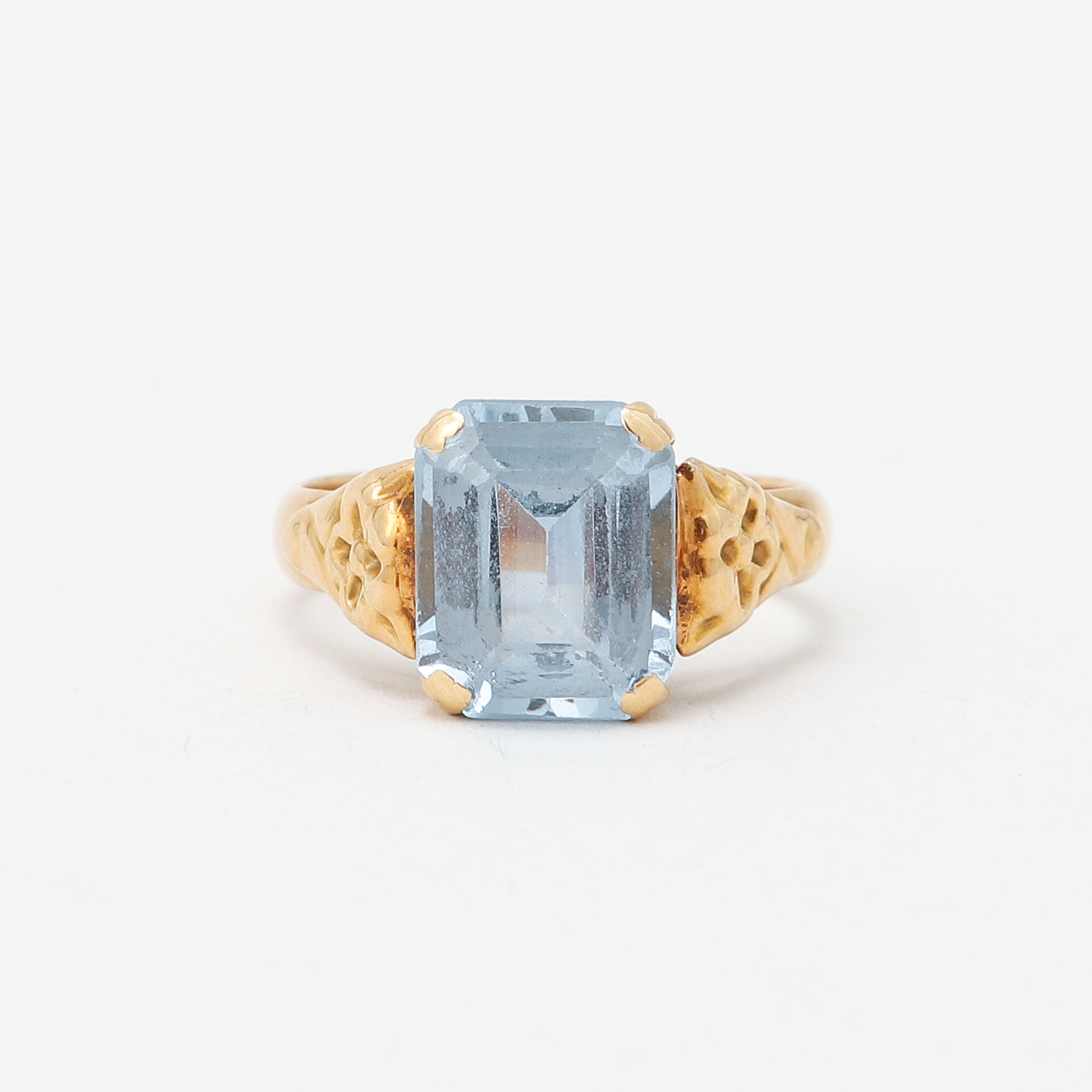 RING, 18k guld med blå sten, vikt ca 3,8 gram.