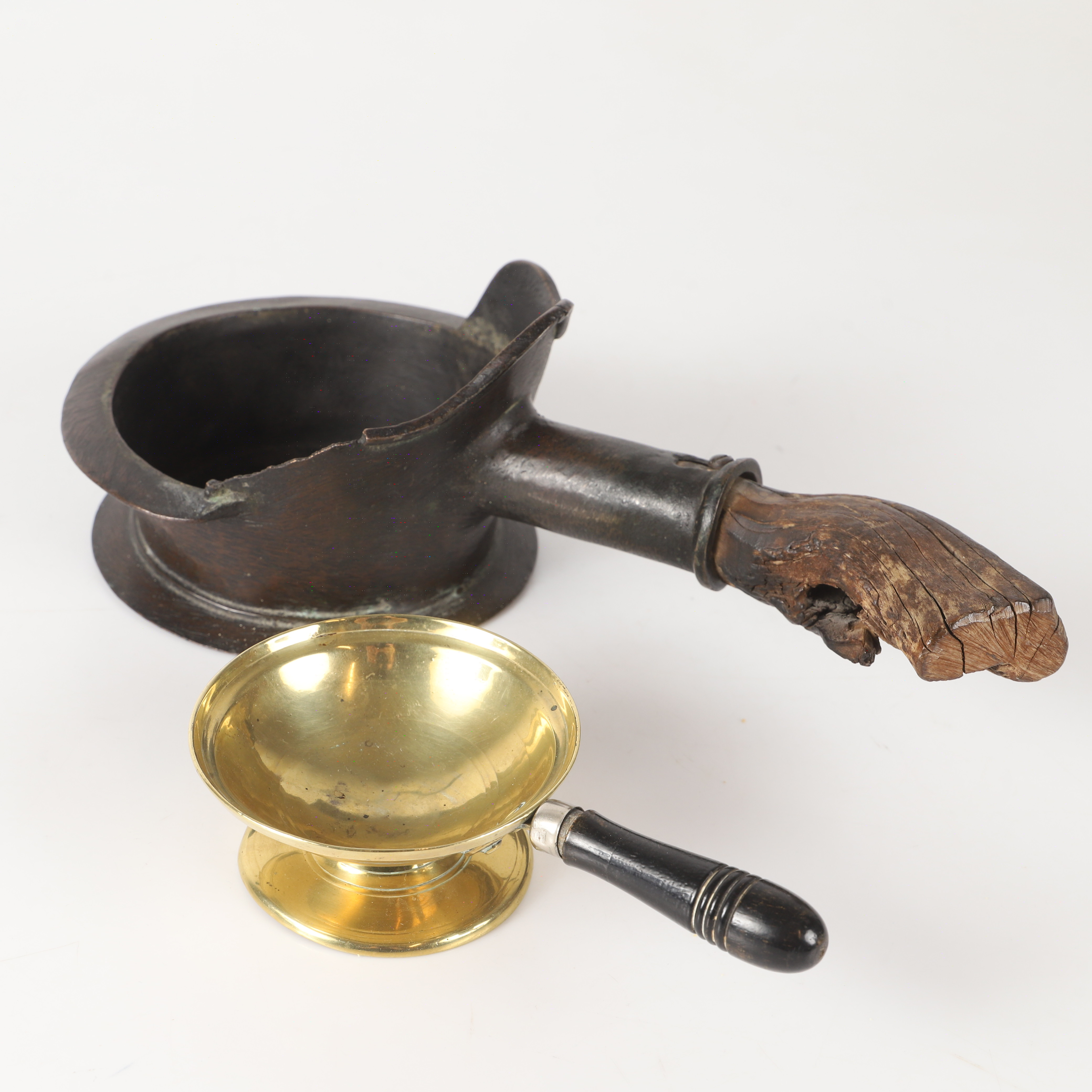 STRYKJÄRN SAMT SKÅL PÅ FOT, 2 delar, brons/mässing/trä, 1900-tal, Kina.