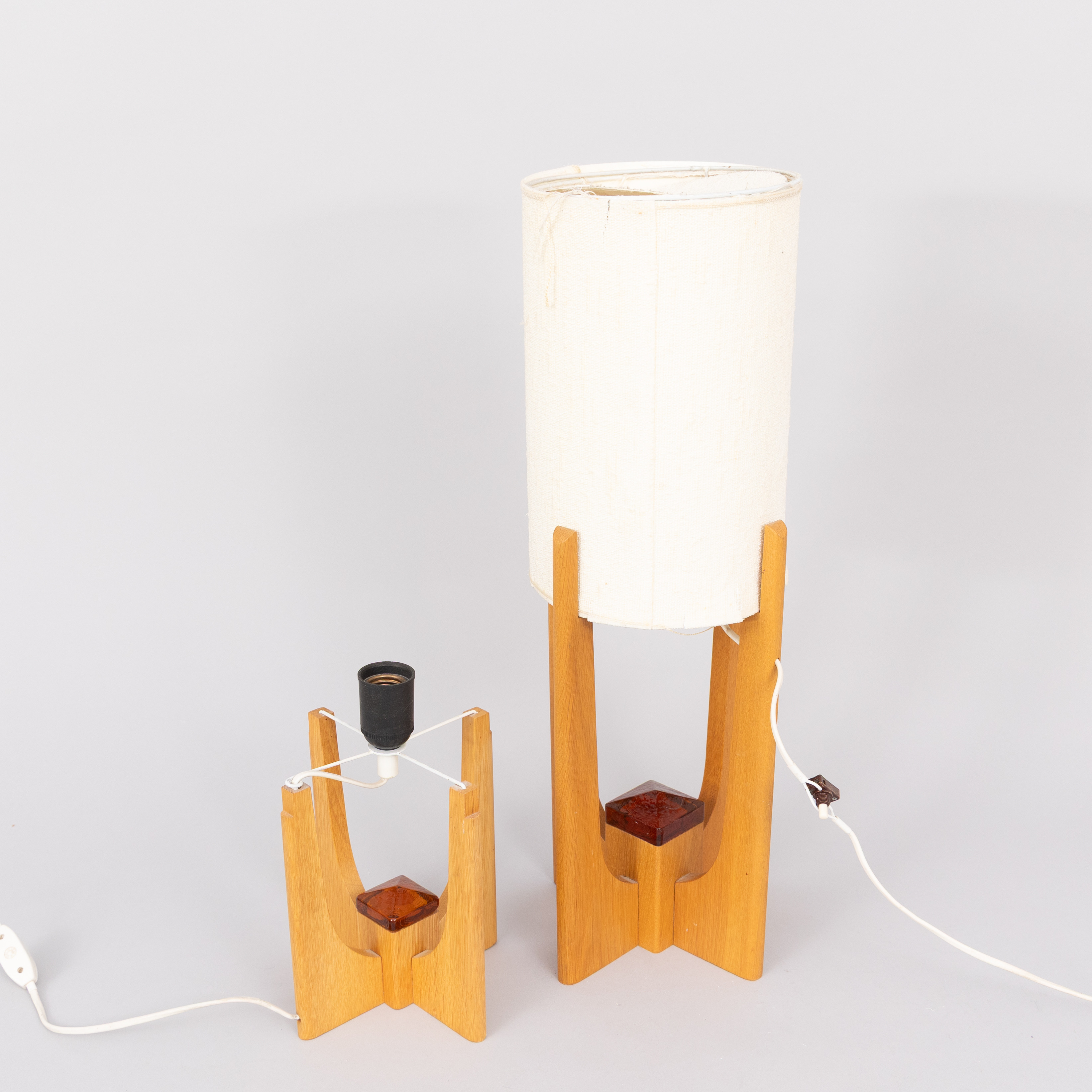 BORDSLAMPOR, ett par, Teak/tygklädd papp, 1950/60-tal.