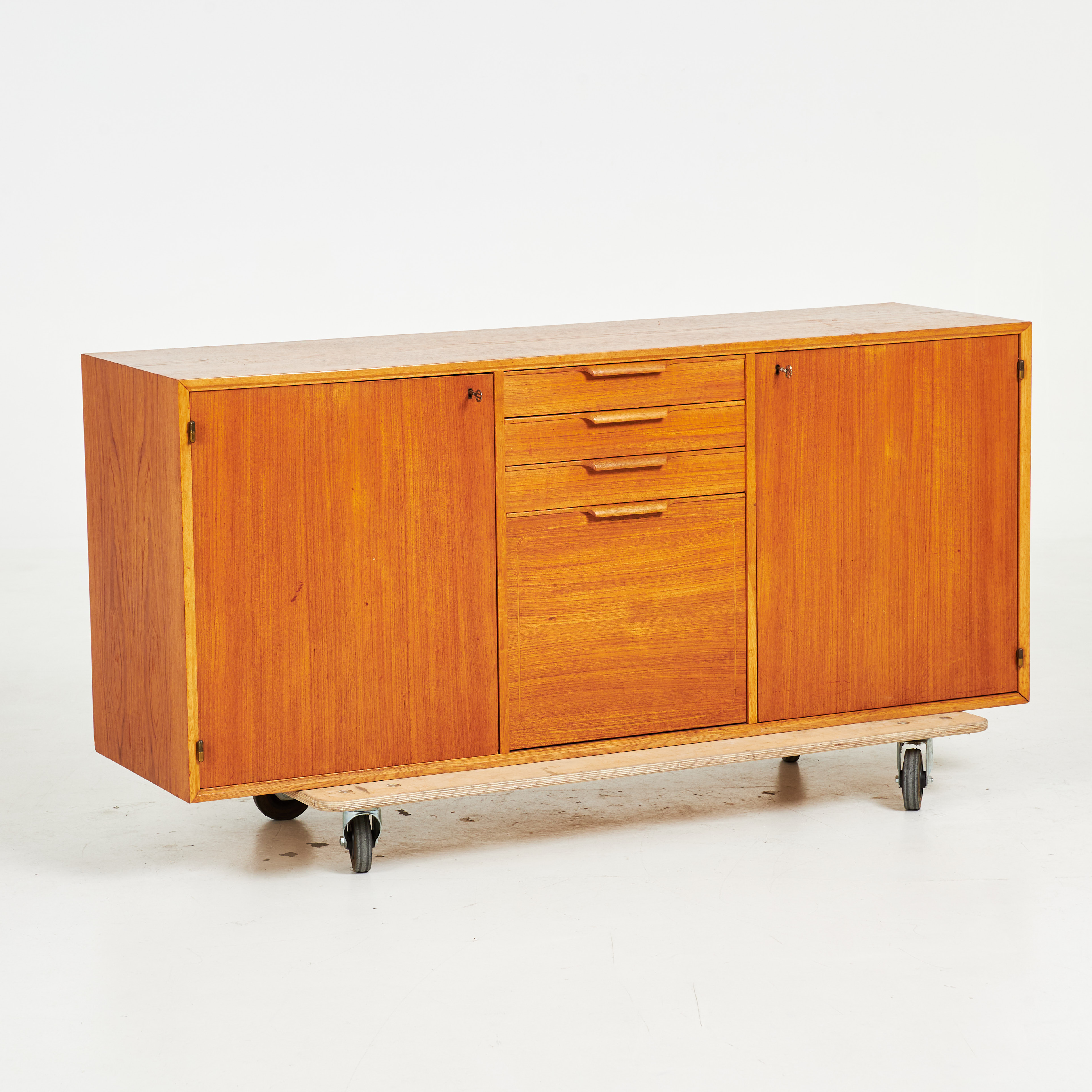 SIDEBOARD, 1960-tal, fanerad med teak, dörrar med bakomliggande hyllplan, tre lådor samt nedfällbar lucka.