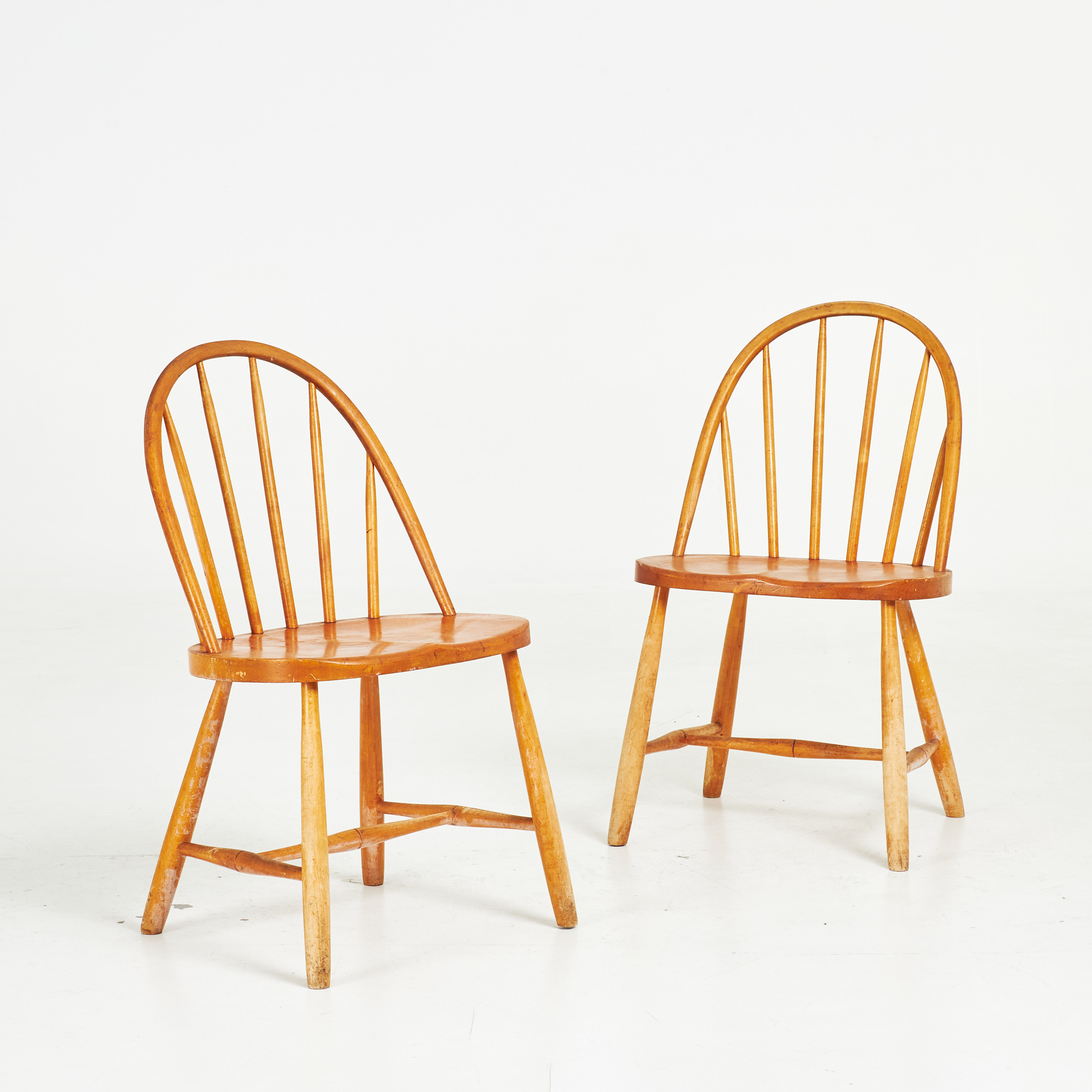 STOLAR, 1 par, betsad bok, undertill etikettmärkta Nässjö Stolfabrik, 1900-talets mitt.