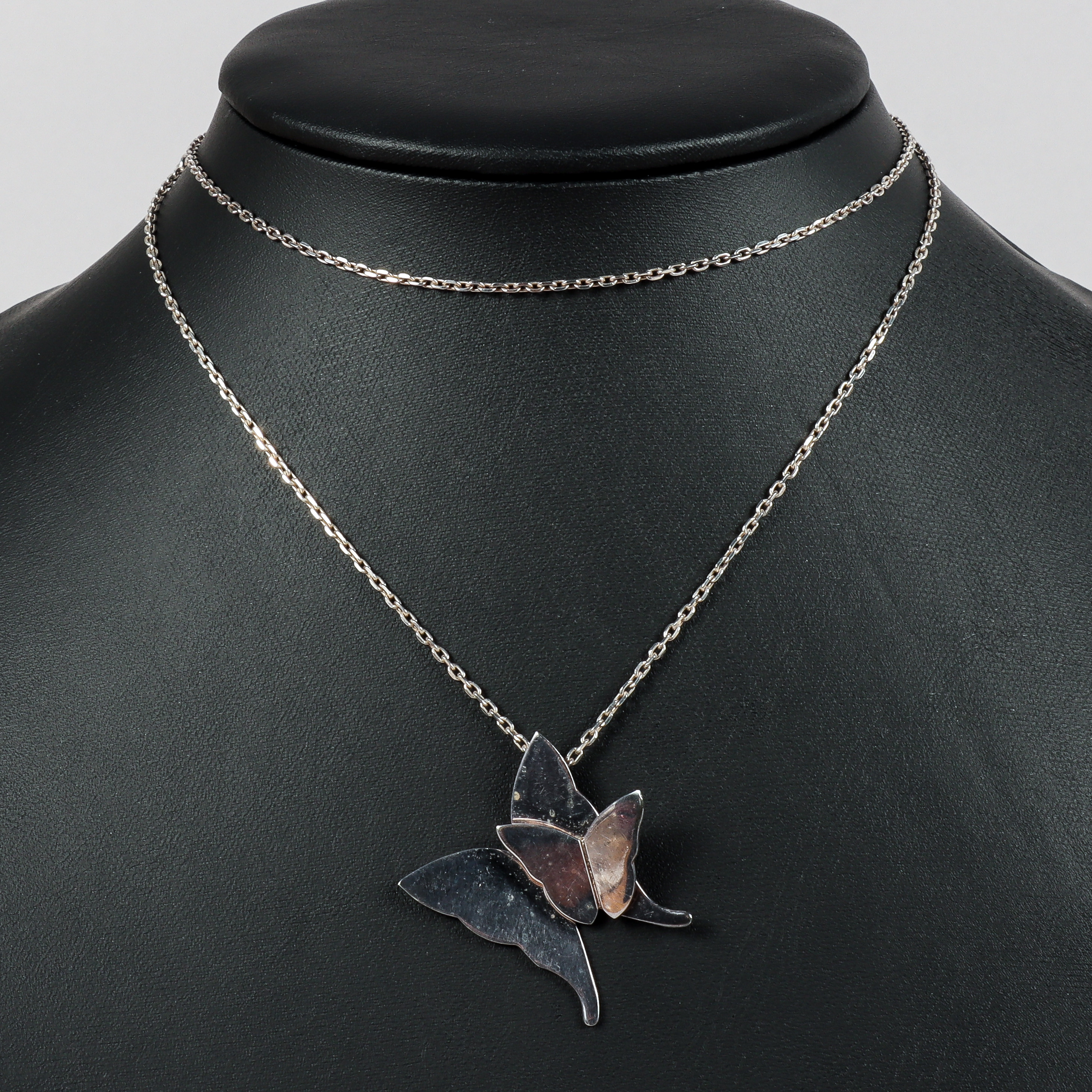 EFVA ATTLING. Hänge silver, "Miss Butterfly", halskedja medföljer.