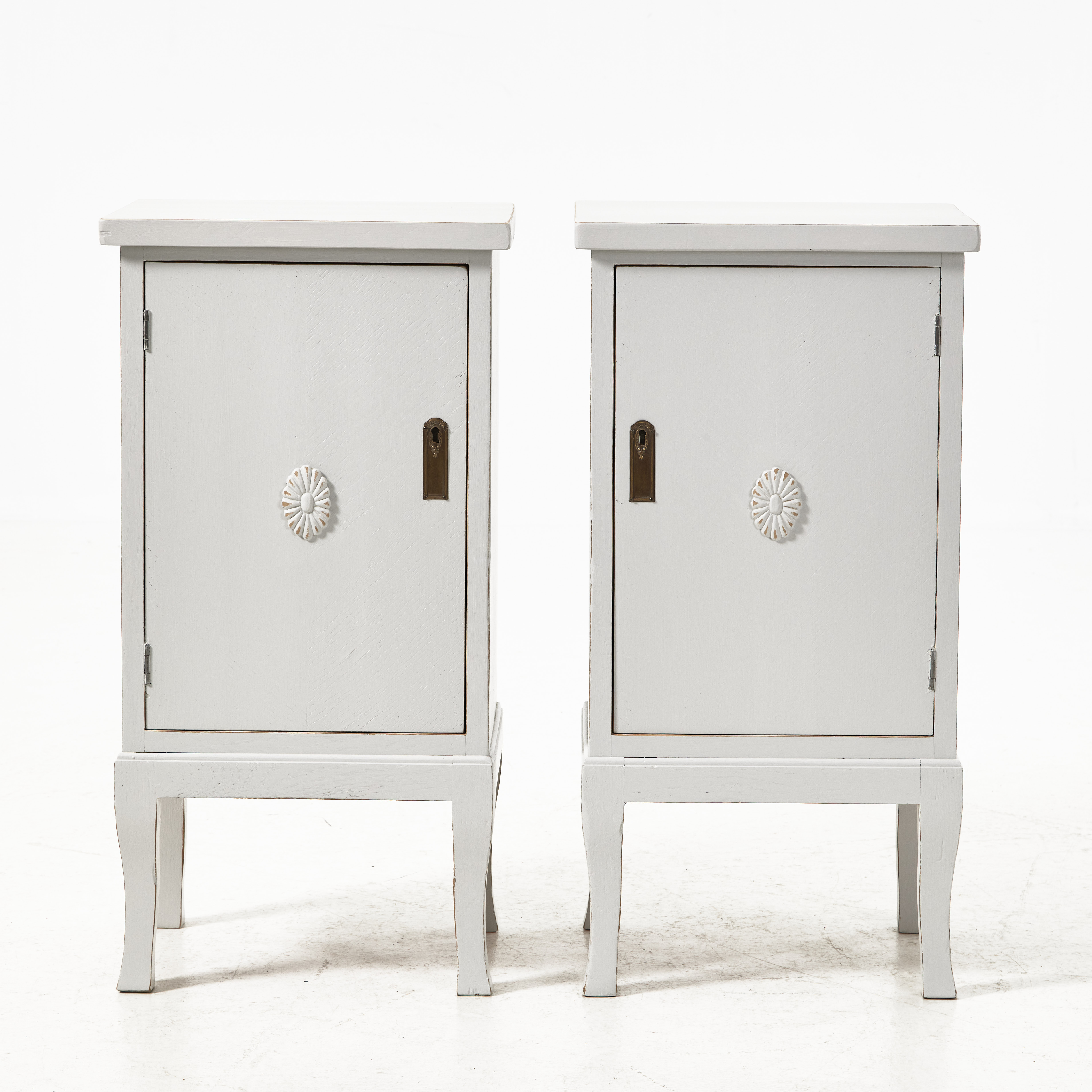 NATTYGSBORD, 1 par, 1900-talets första hälft, bemålade, dekor av fleuron, beslag i mässing.