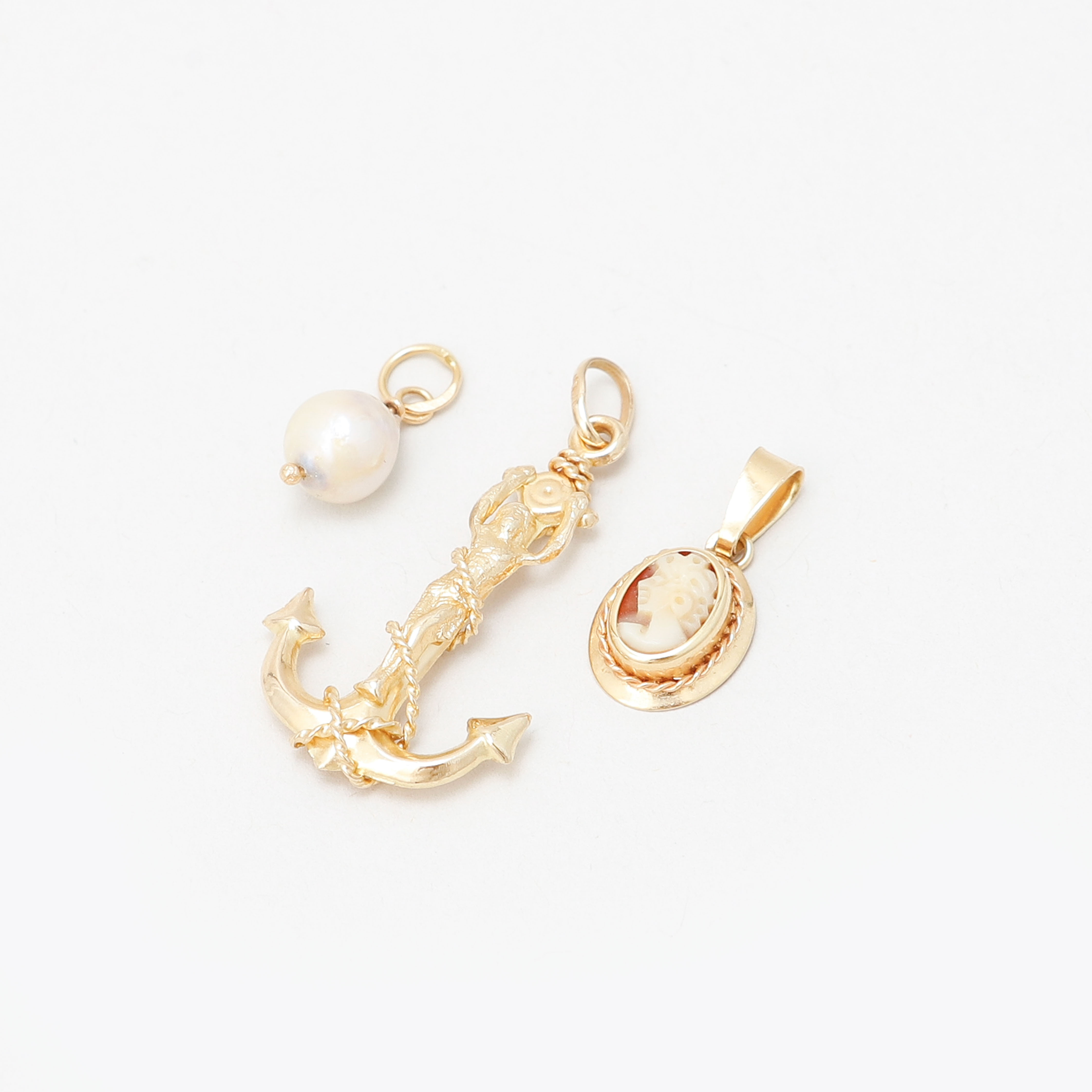 GULD, 7 delar, 6 st 18k guld, 1 del 14k guld, totalvikt ca 5,4 gram.