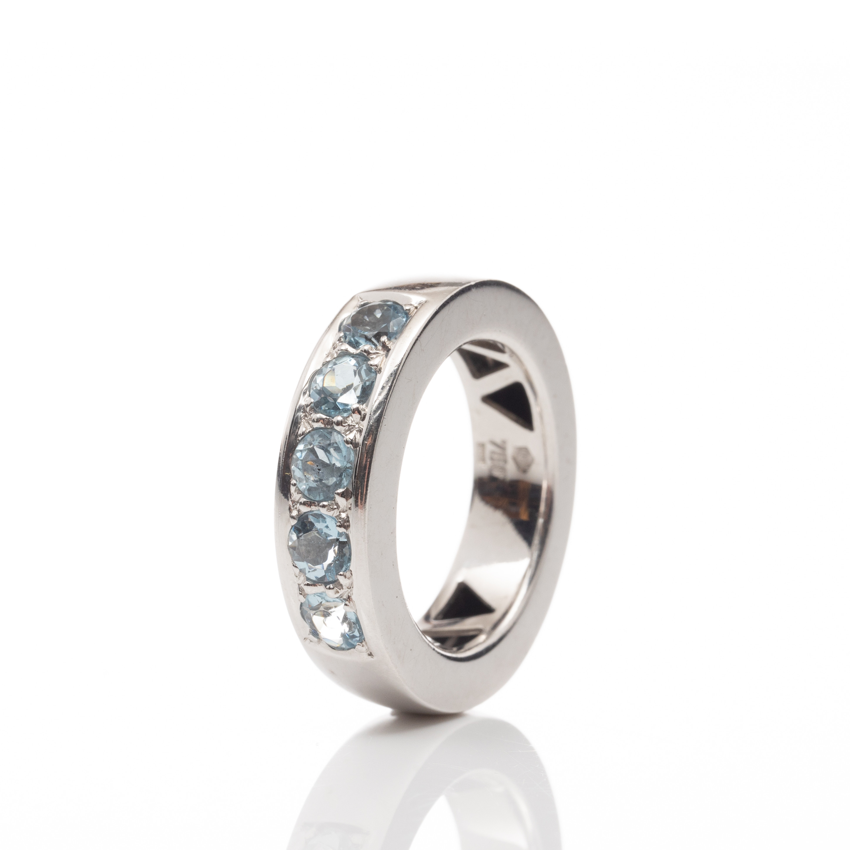 ALLIANSRING i 18K vitguld, Akvamariner 1,25 ct.