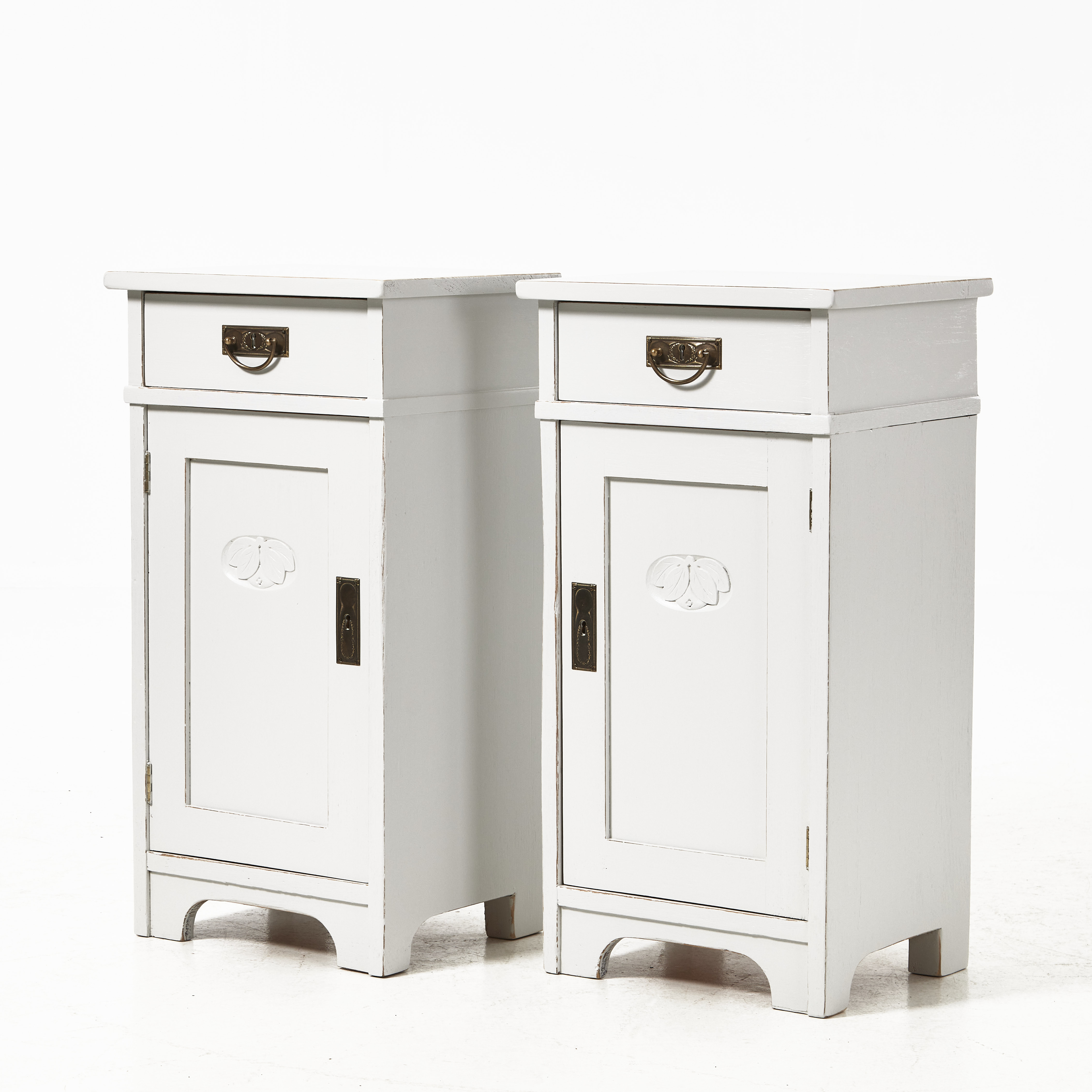 NATTYGSBORD, 1 par, 1900-talets början, jugend, bemålade, dörrspegel med skuren dekor av stiliserat äpple, beslag i mässing.