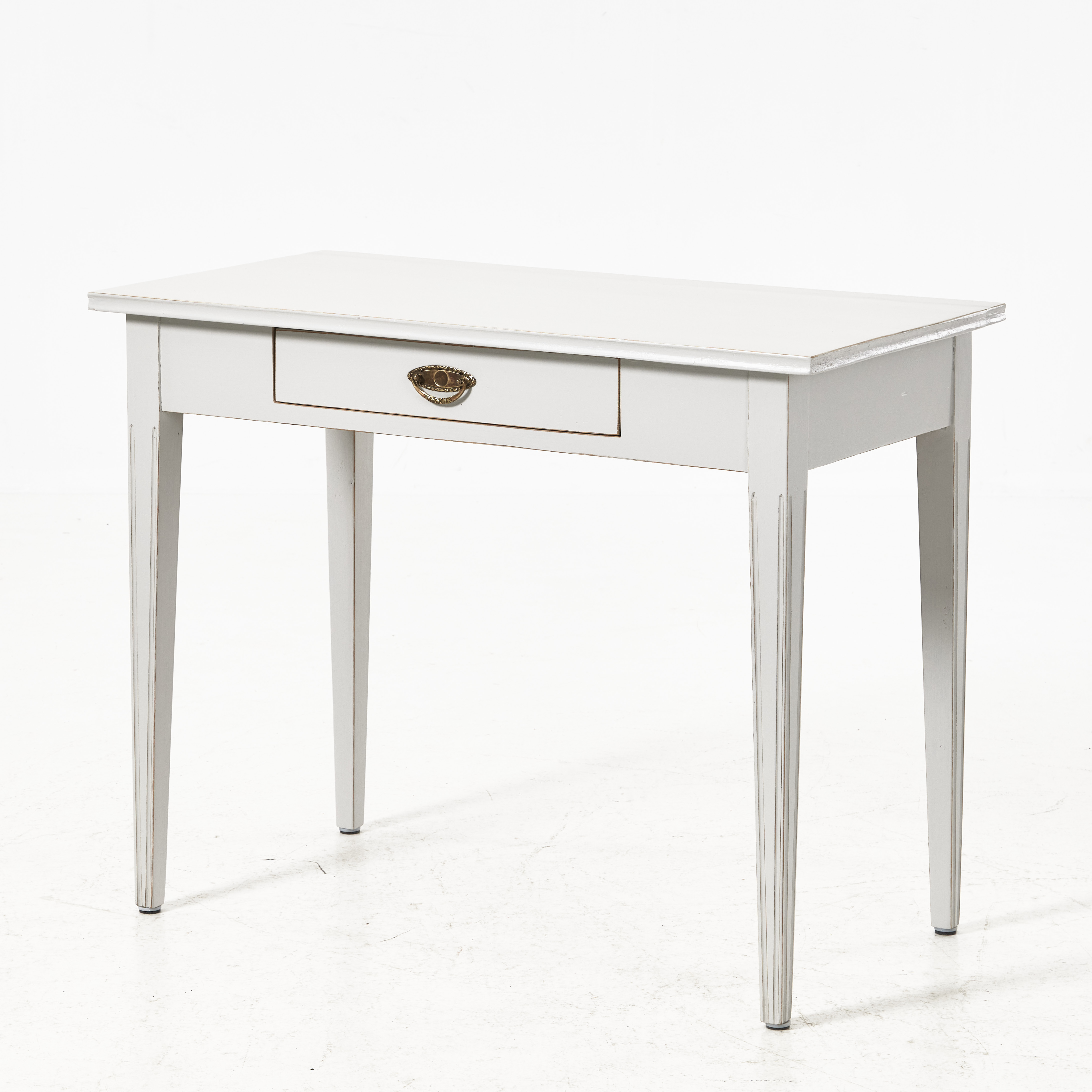 SKRIVBORD, 1900-talets första hälft, gustaviansk stil, bemålat, låda i sarg, beslag i mässing, kannelerade ben.