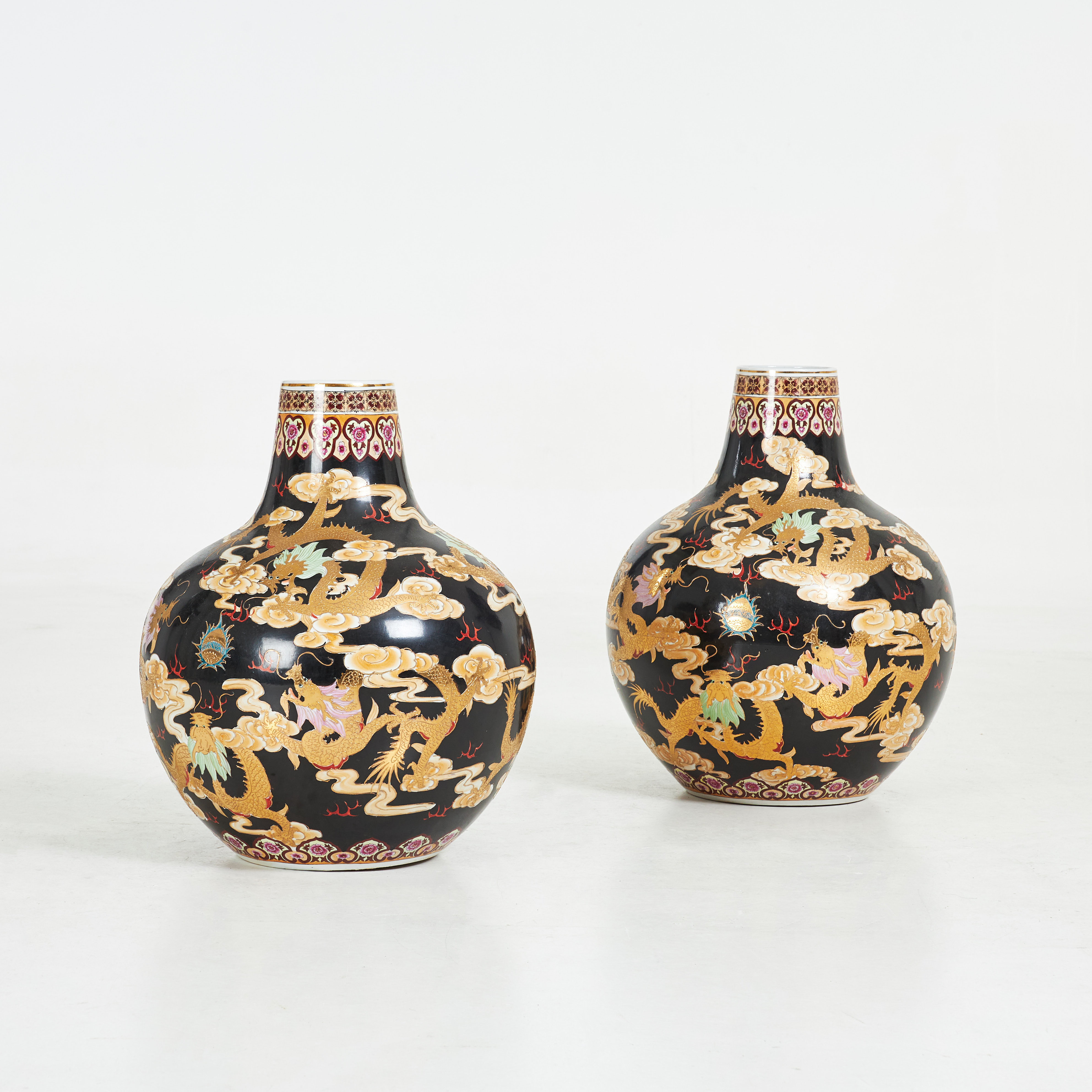 GOLVVASER, 1-par, Asien, förgylld dekor med drake.