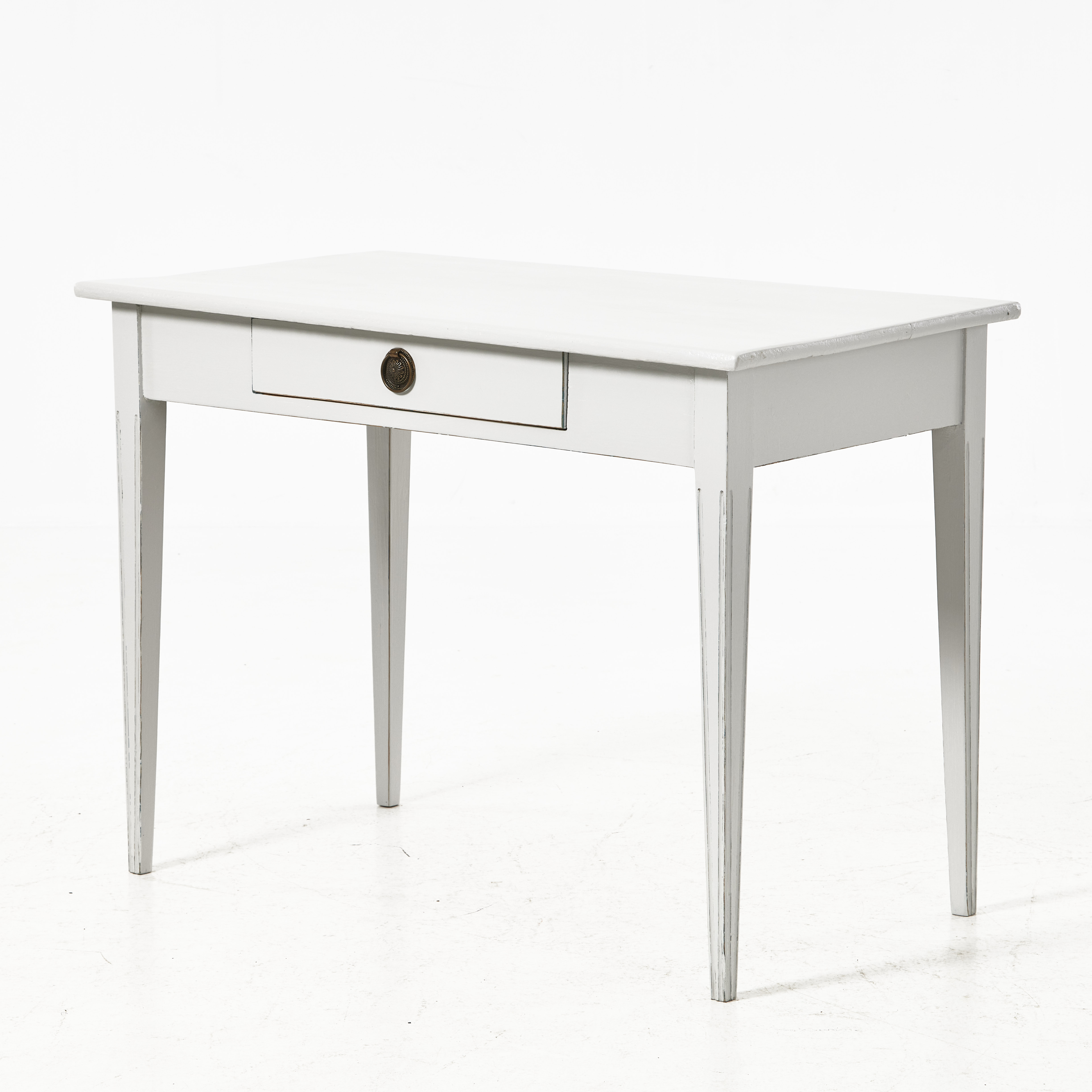 SKRIVBORD, 1800-talets andra hälft, gustaviansk stil, bemålat, låda i sarg, beslag i mässing, kannelerade ben.