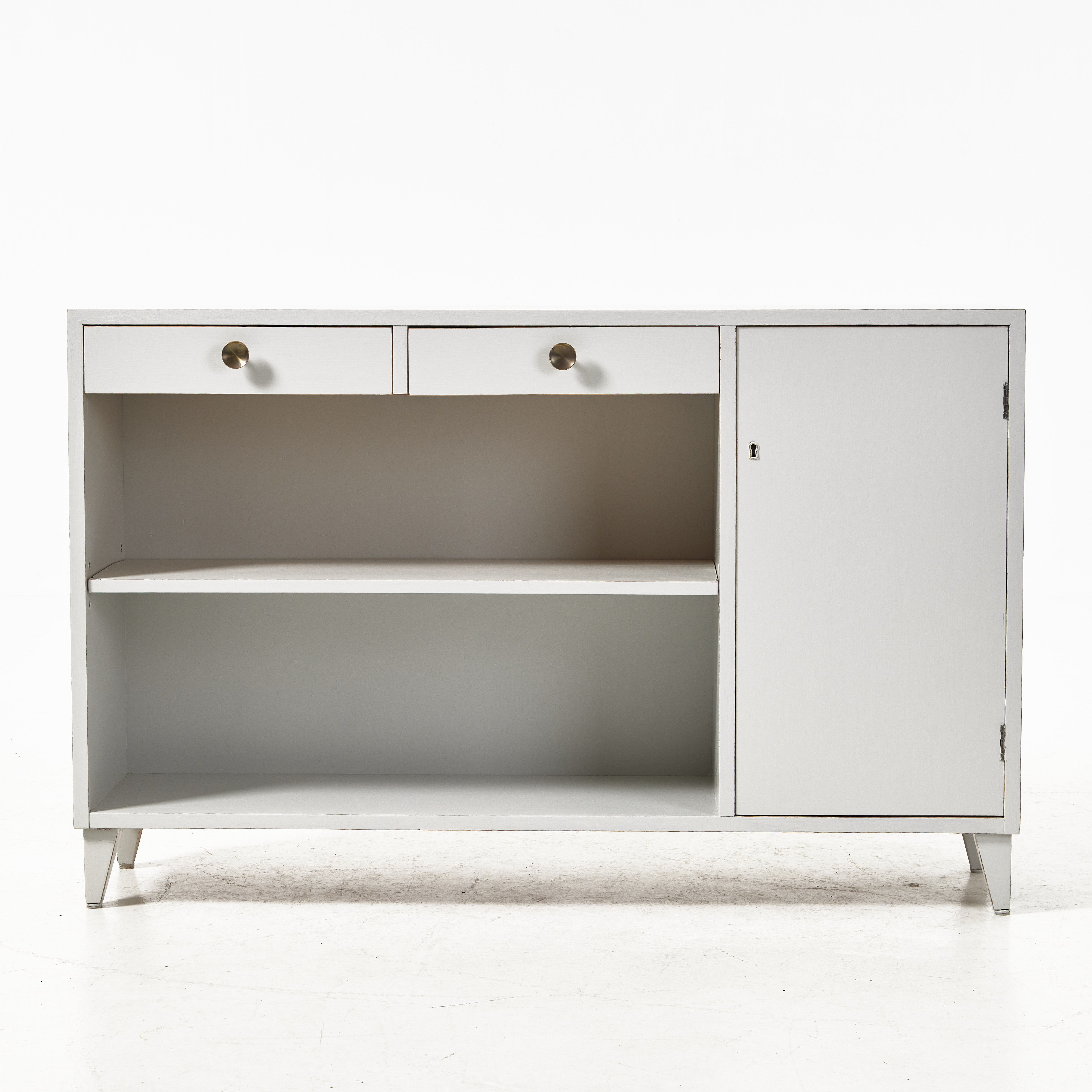 BOKHYLLA, med skåpsdel, 1900-talets mitt, bemålad, dragknoppar i mässing.