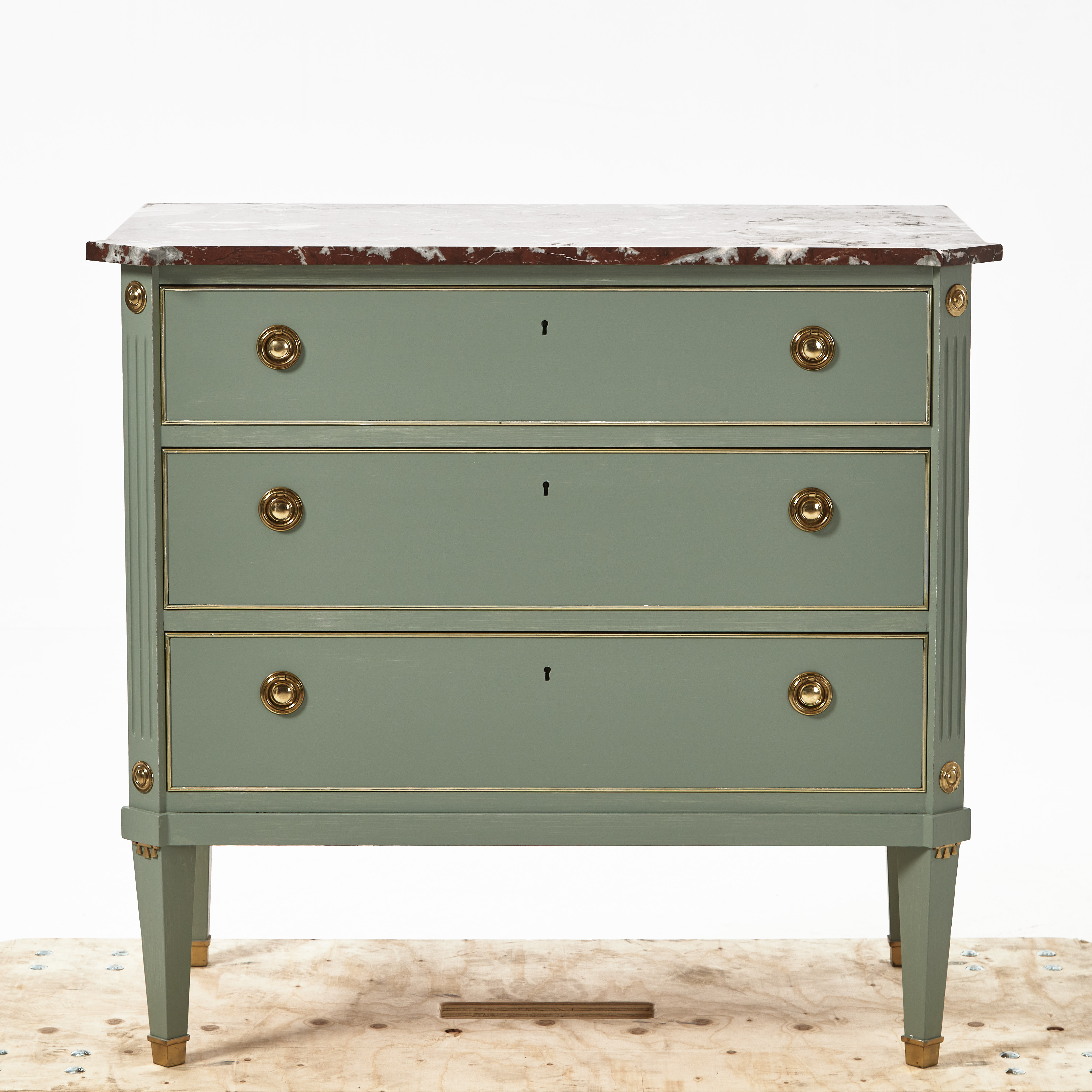 BYRÅ, 1900-talets mitt, sengustaviansk stil, profilerad stenskiva, bemålad, beslag, listverk och fothylsor i mässing.