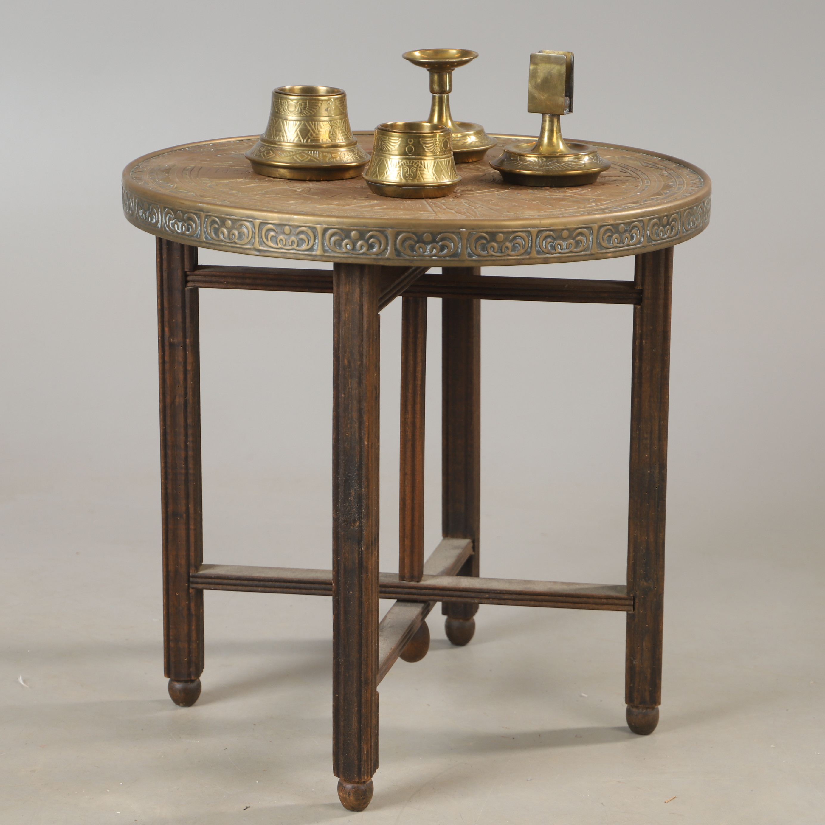 RÖKBORD MED TILLBEHÖR, 5 delar, mässing och trä, 1900-tal.