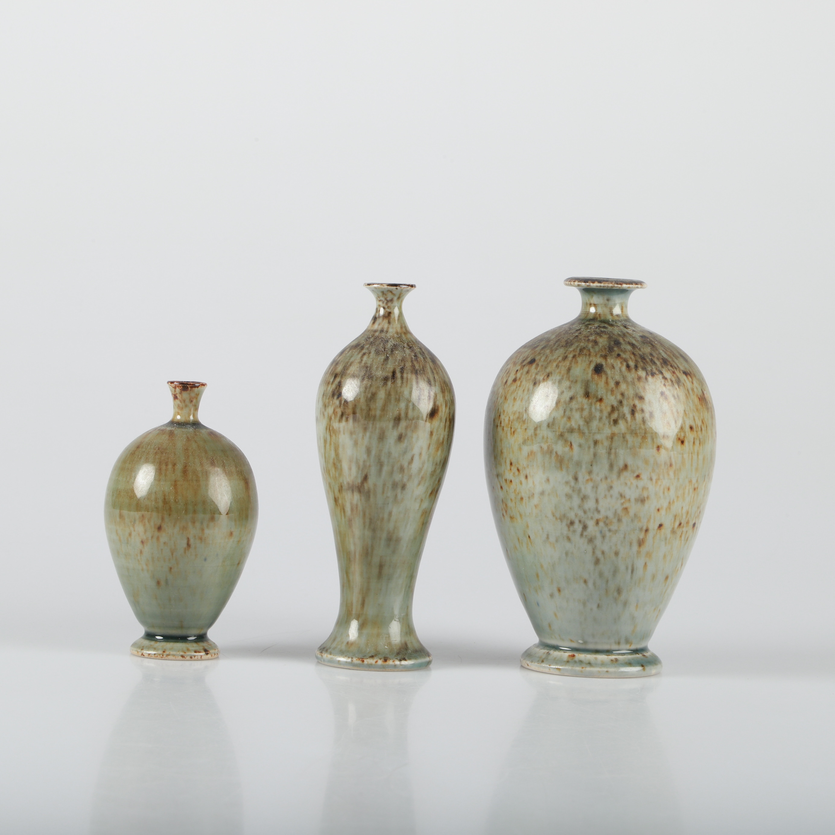 PER LILJEGREN. Miniatyrvaser, 3 stycken, glaserat stengods, signerade.