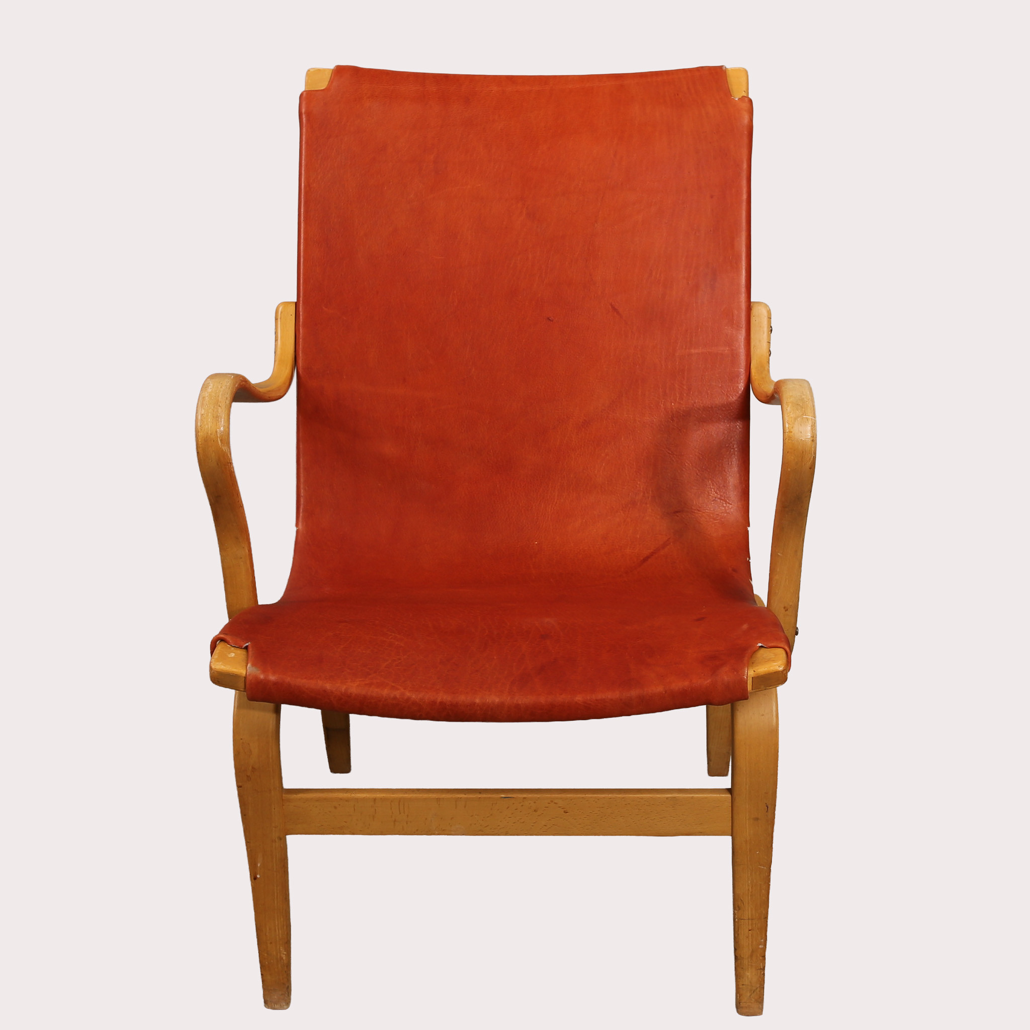 BRUNO MATHSSON. Fåtölj, "Eva", låg, bok/rödbrunt läder, Firma Karl Mathsson, Värnamo, 1965.