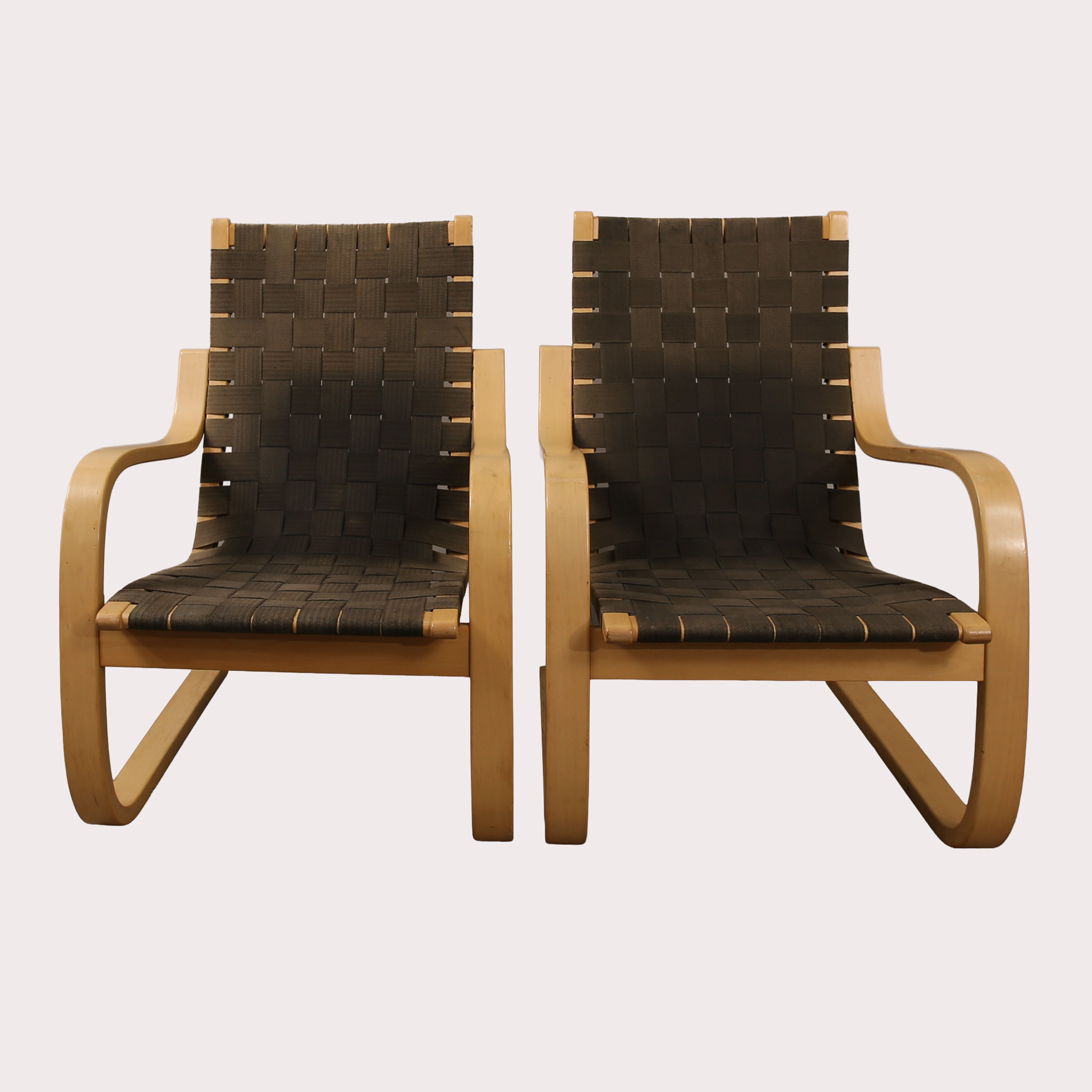 ALVAR AALTO. Fåtöljer, modell 406, lackerad björk med sits i sadelgjord. Artek, Finland. Ett par.