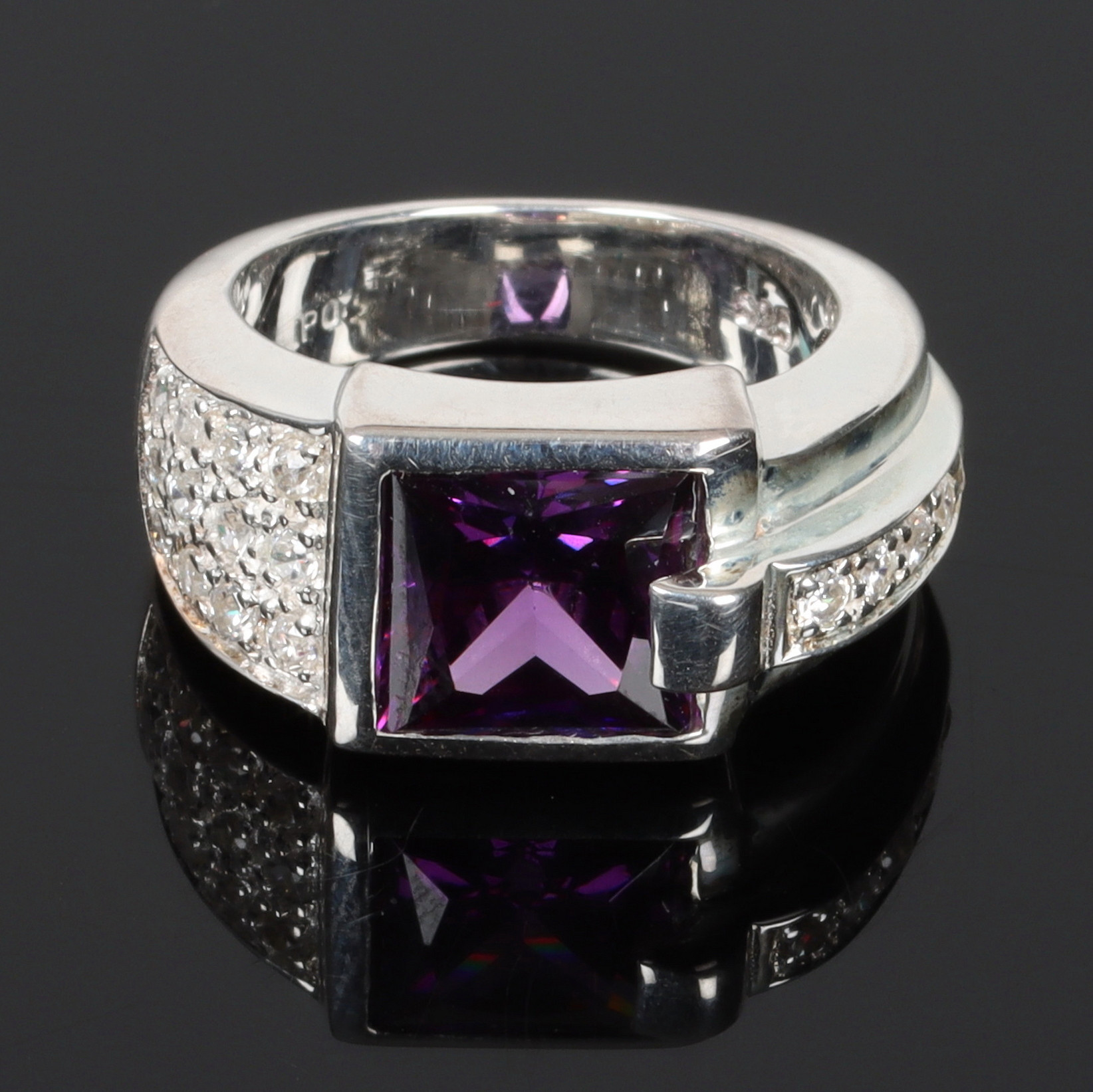 RING, sterlingsilver, med lila ametist och vita stenar, Handels AB IPO, Sundsvall. 1900-tal.