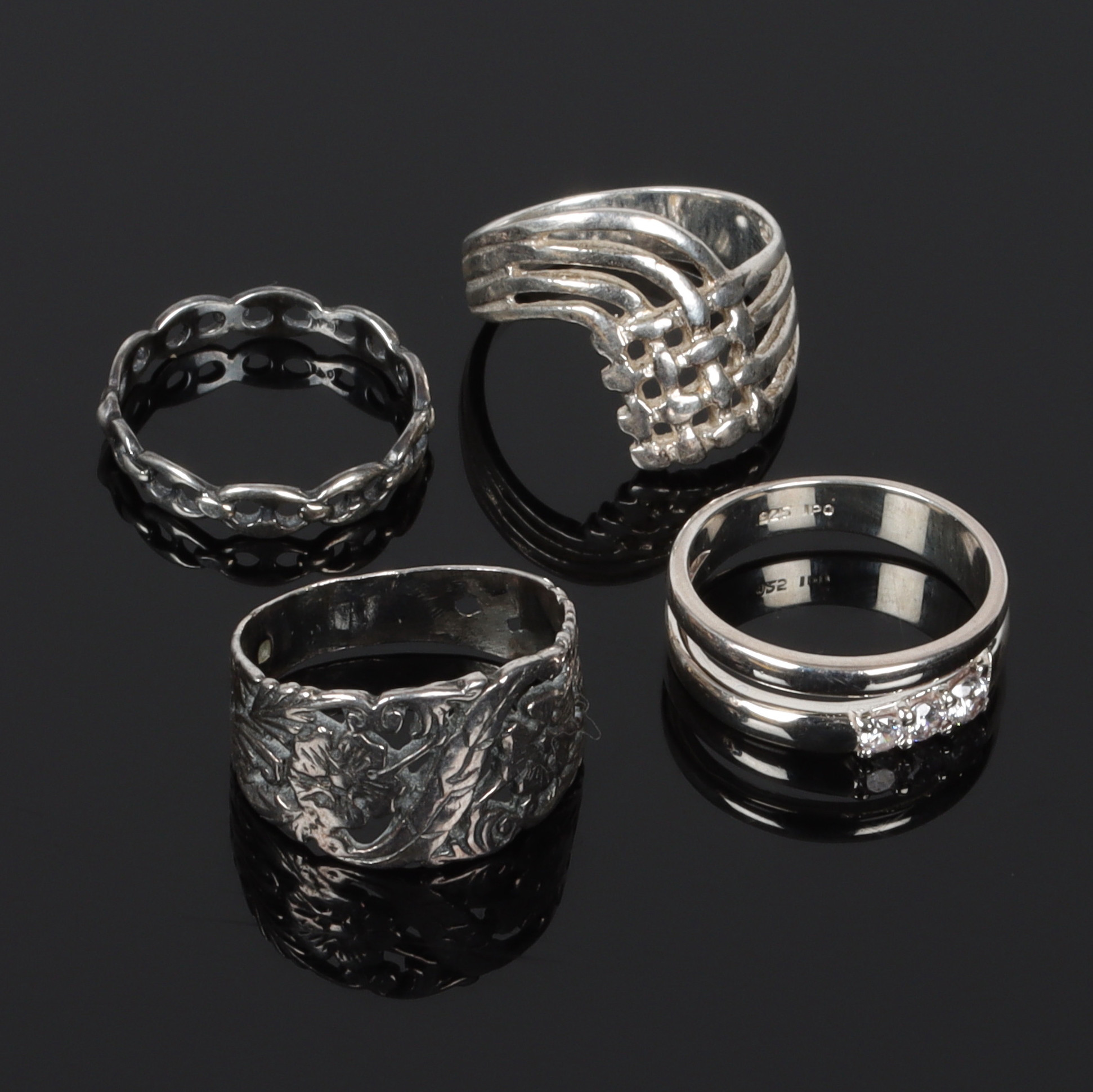 RINGAR, 4 st. silver, bl.a. vita stenar, Handels AB IPO, Sundsvall. 1900-tal.