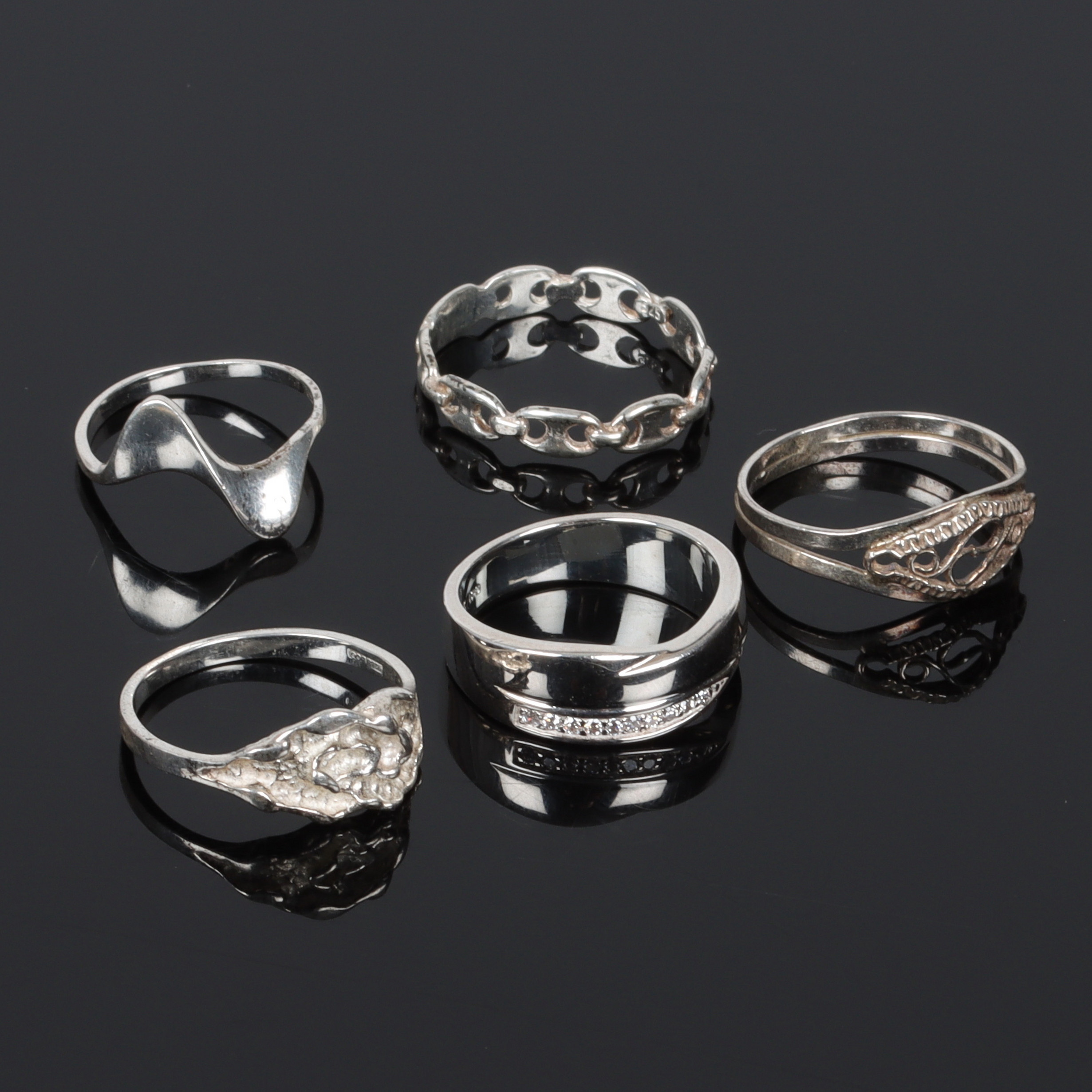 RINGAR, 5 st. silver, bl.a. vita stenar, Handels AB Boströms Guld Ab, Piteå. 1900-tal.