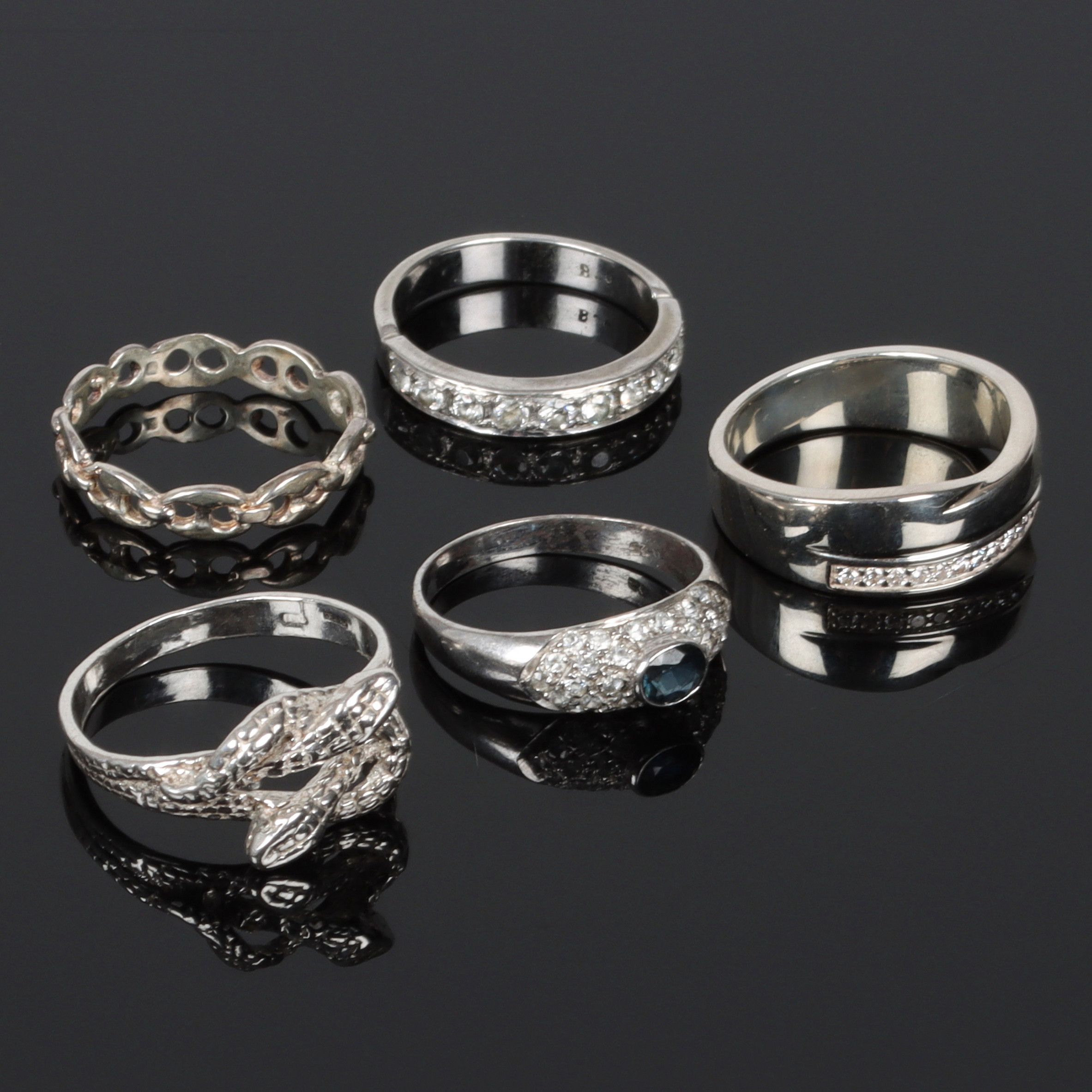 RINGAR, 5 st. silver, bl.a. vita stenar, Handels AB IPO, Sundsvall. 1900-tal.