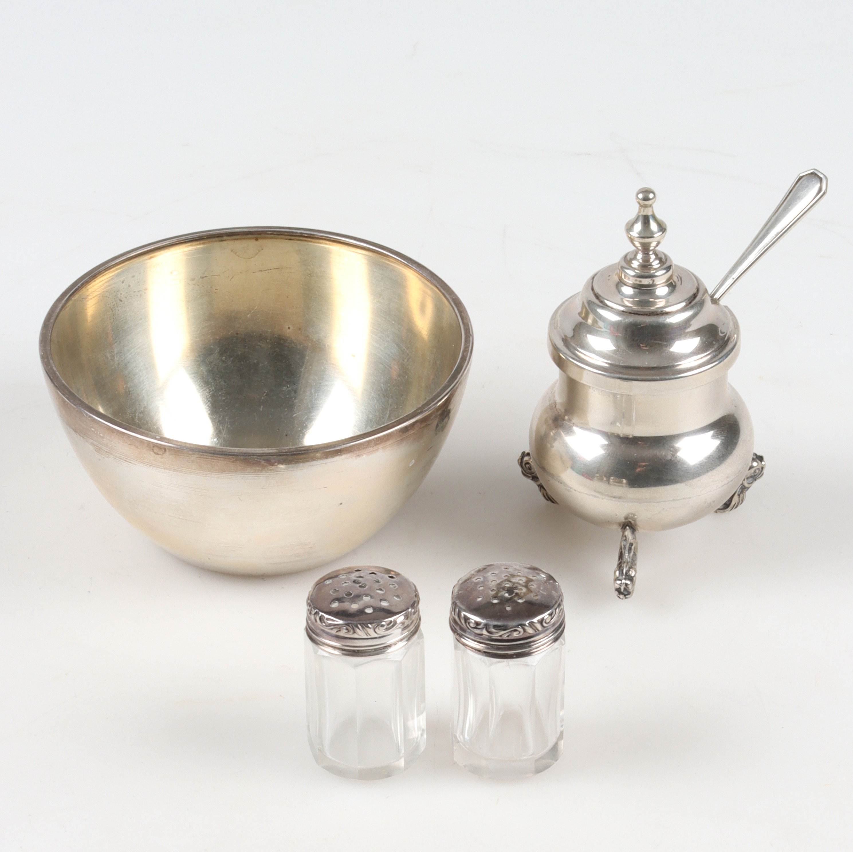 SENAPSKAR, SKÅL och SALT & PEPPAR STRÖARE, silver, glas, bl.a. GAB, Stockholm. 1920.