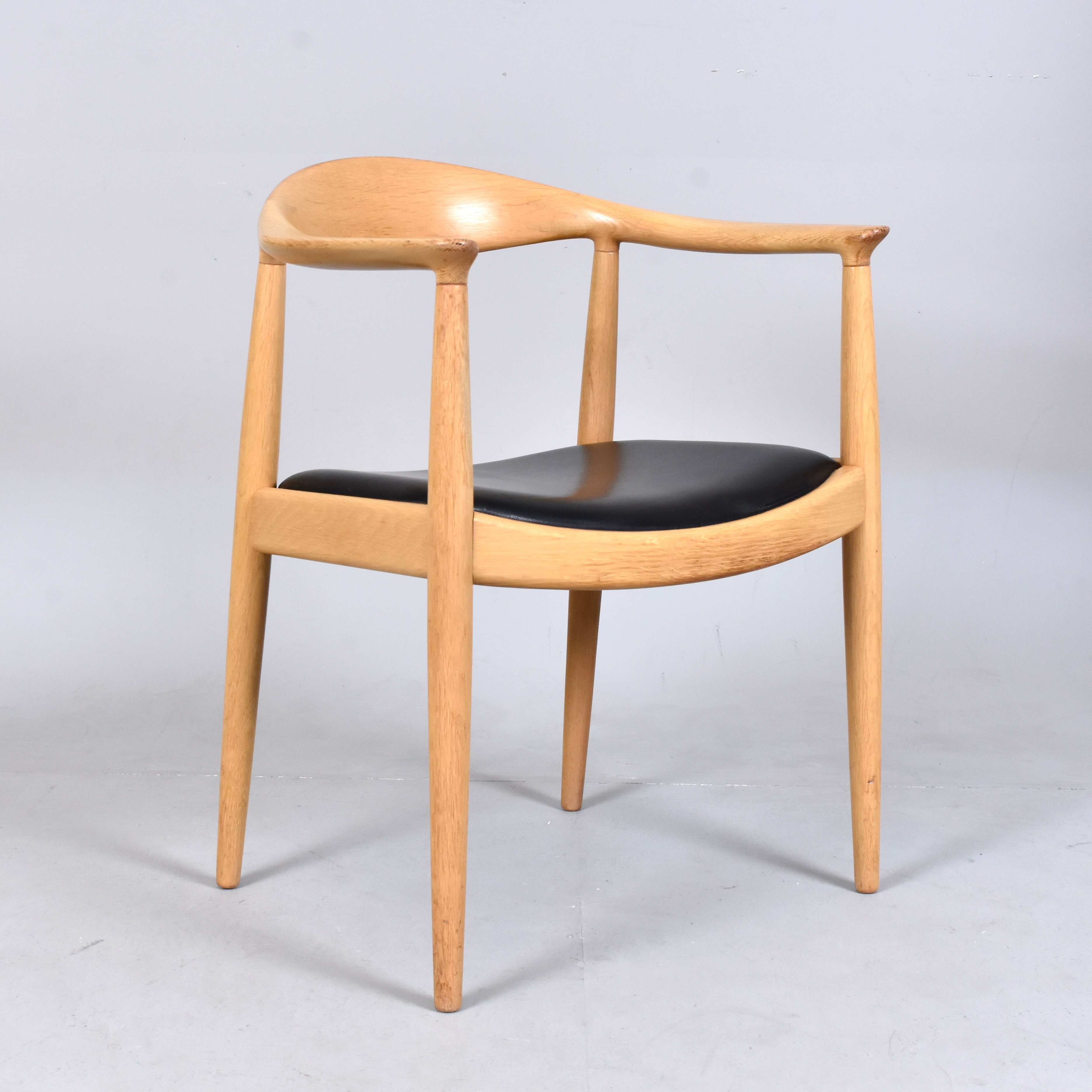 HANS J WEGNER. armstol, ek med svart läderklädsel.