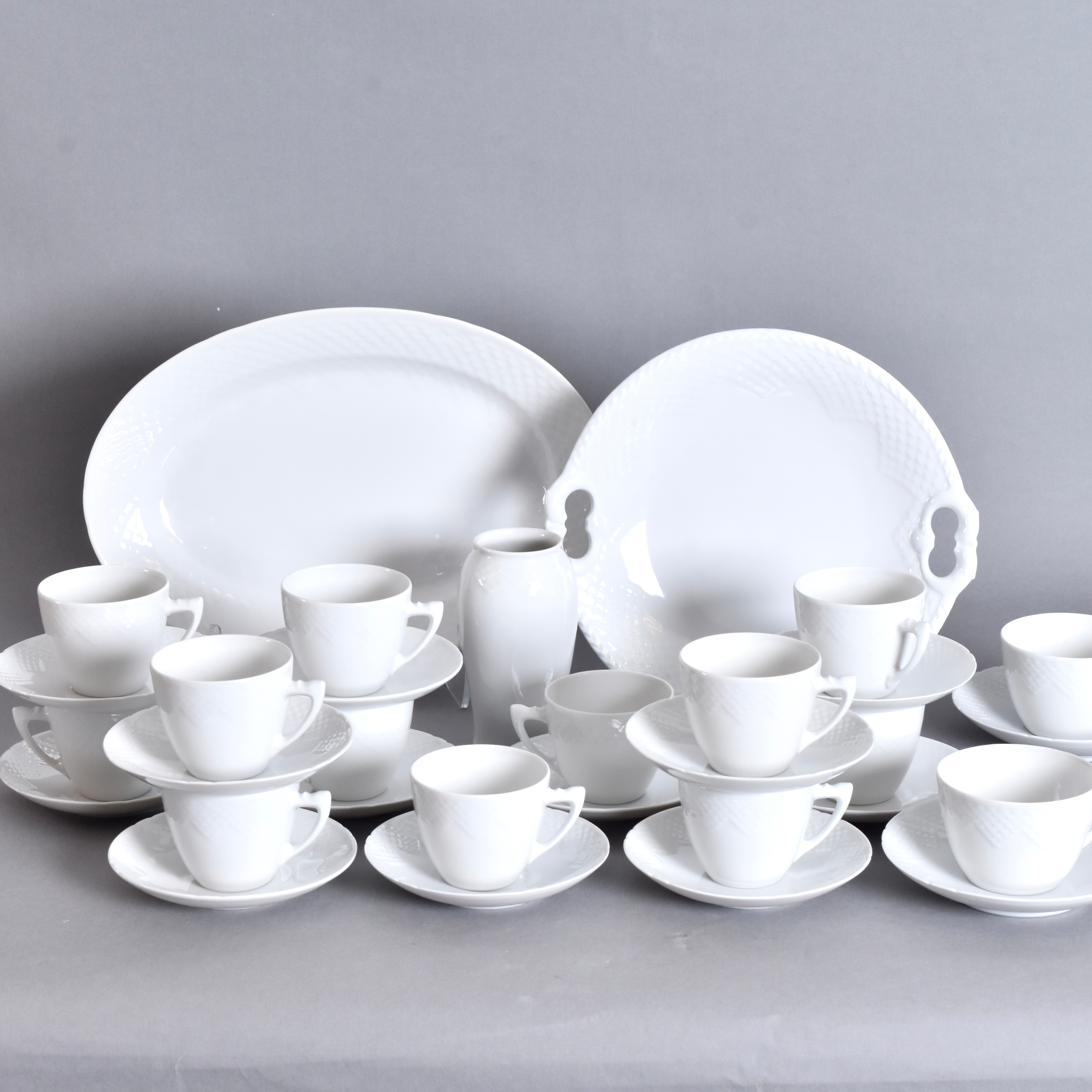 SEVISDELAR, 31-stycken,"Elegance", porslin, Bing & Grøndahl, Danmark, medföljer uppläggningsfat Royal Copenhagen.