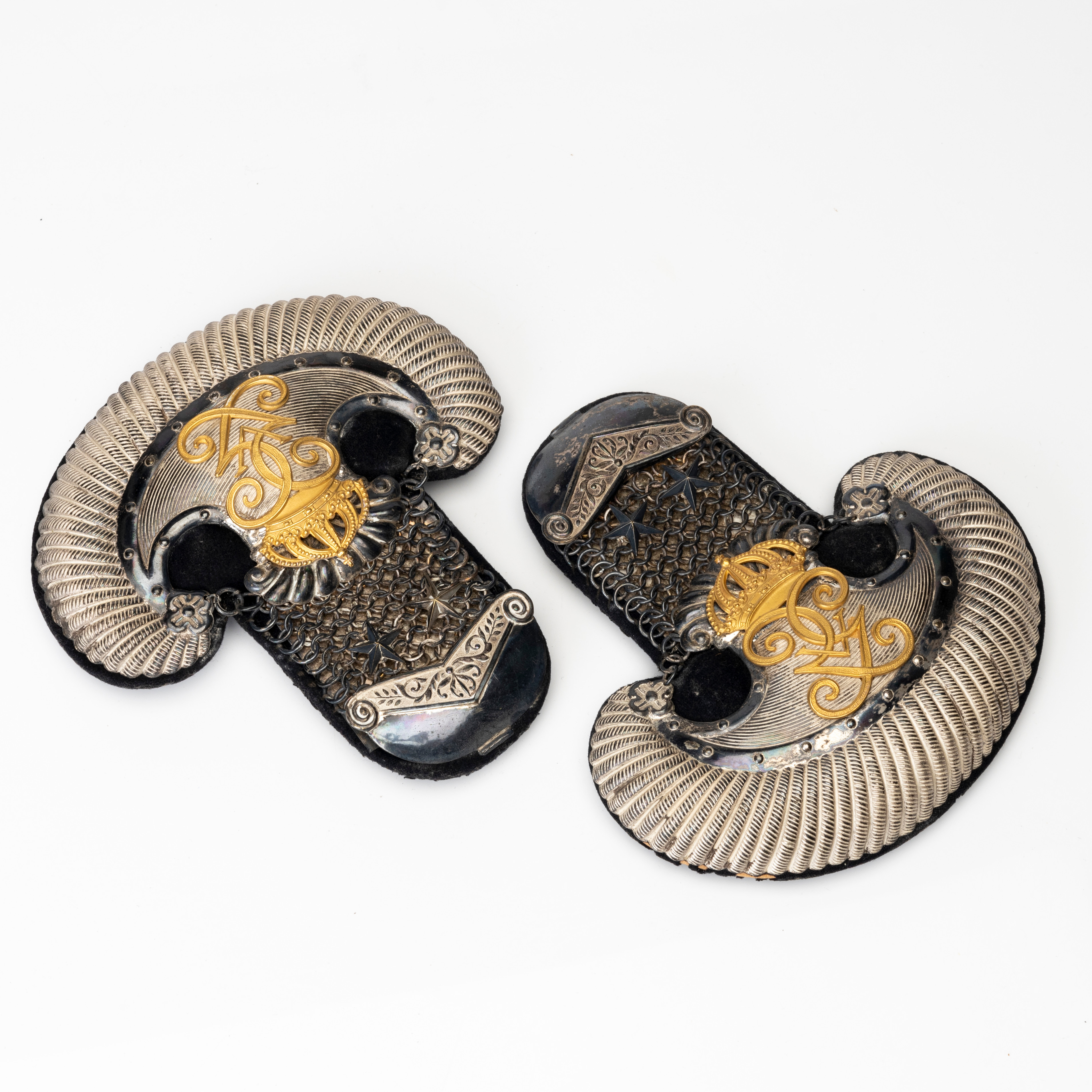 EPÅLETTER 1 par, m/1794-1908 för löjtnant vid Svea livgarde, med Gustav V:s namnchiffer.