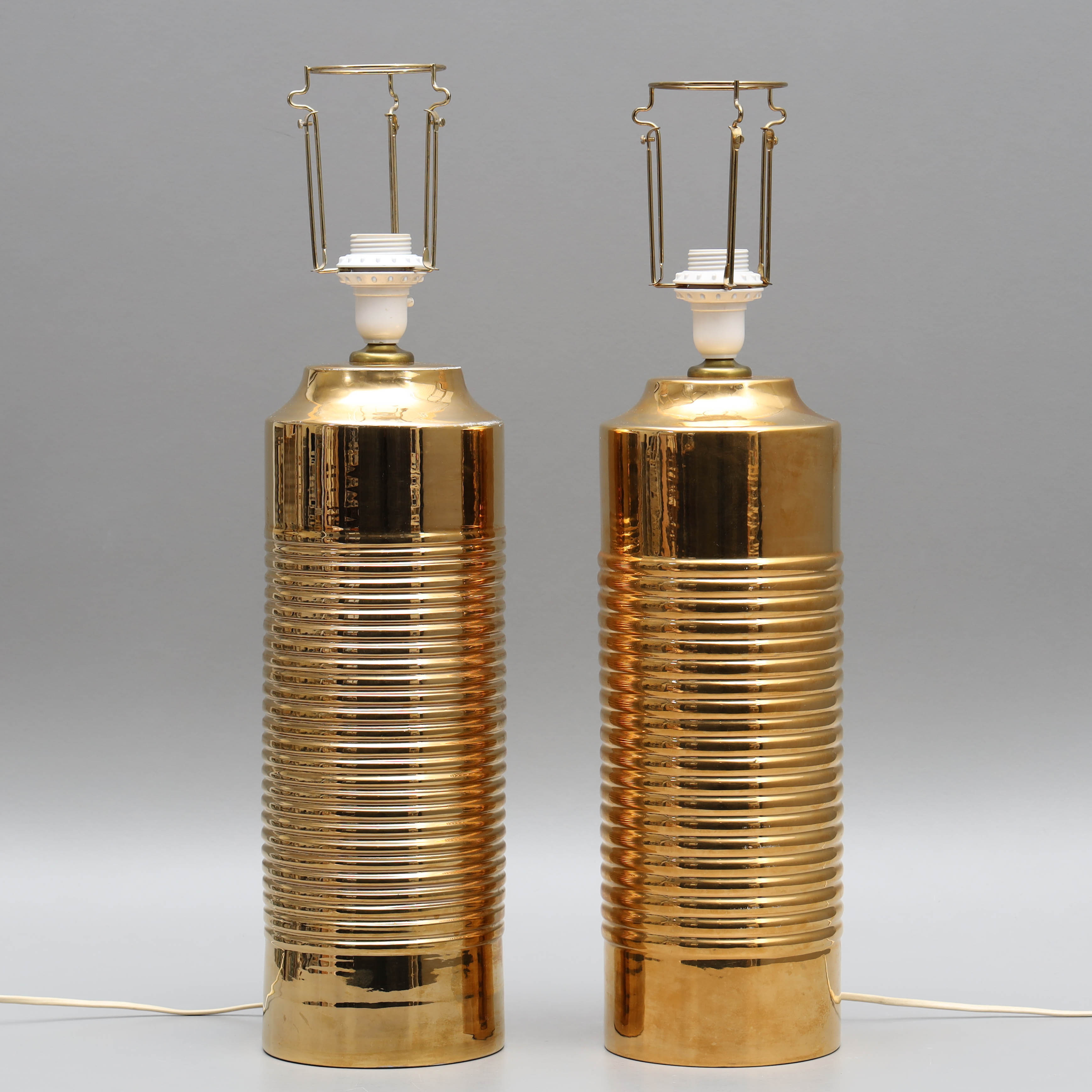 BORDSLAMPOR, 2 st, keramik, handdrejade, Guldkroken, 1900-tal.