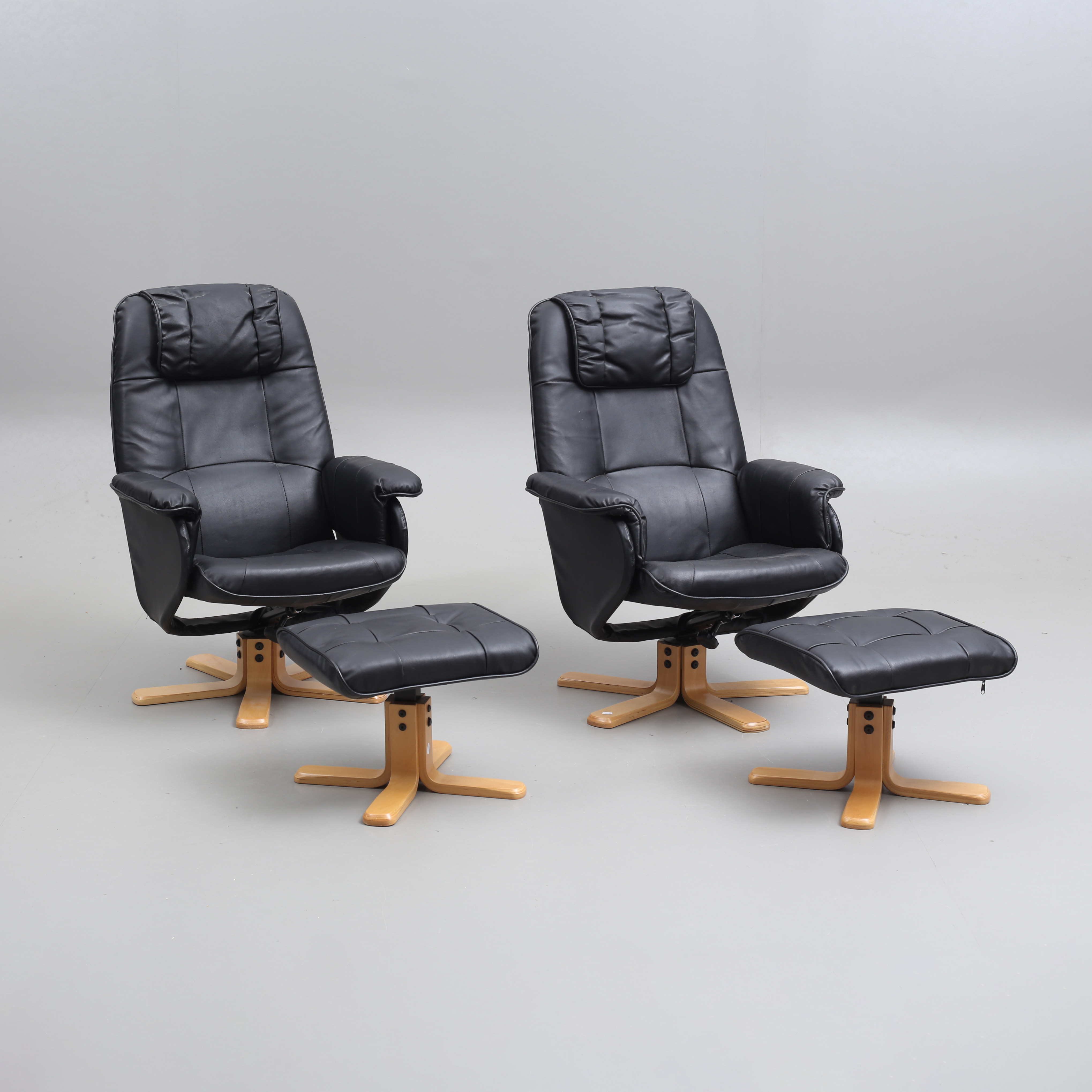 FÅTÖLJER, 2 st, med FOTPALL, konstskinn, 1900-senare del.