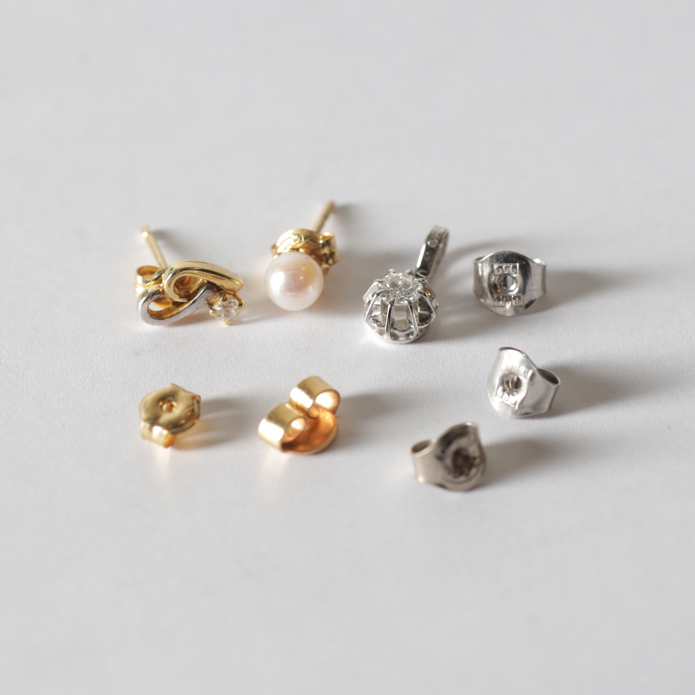 SKROTGULD, 8 delar, 18K guld & vitguld, med stenar & pärla. Totalvikt ca 1,9 gram.