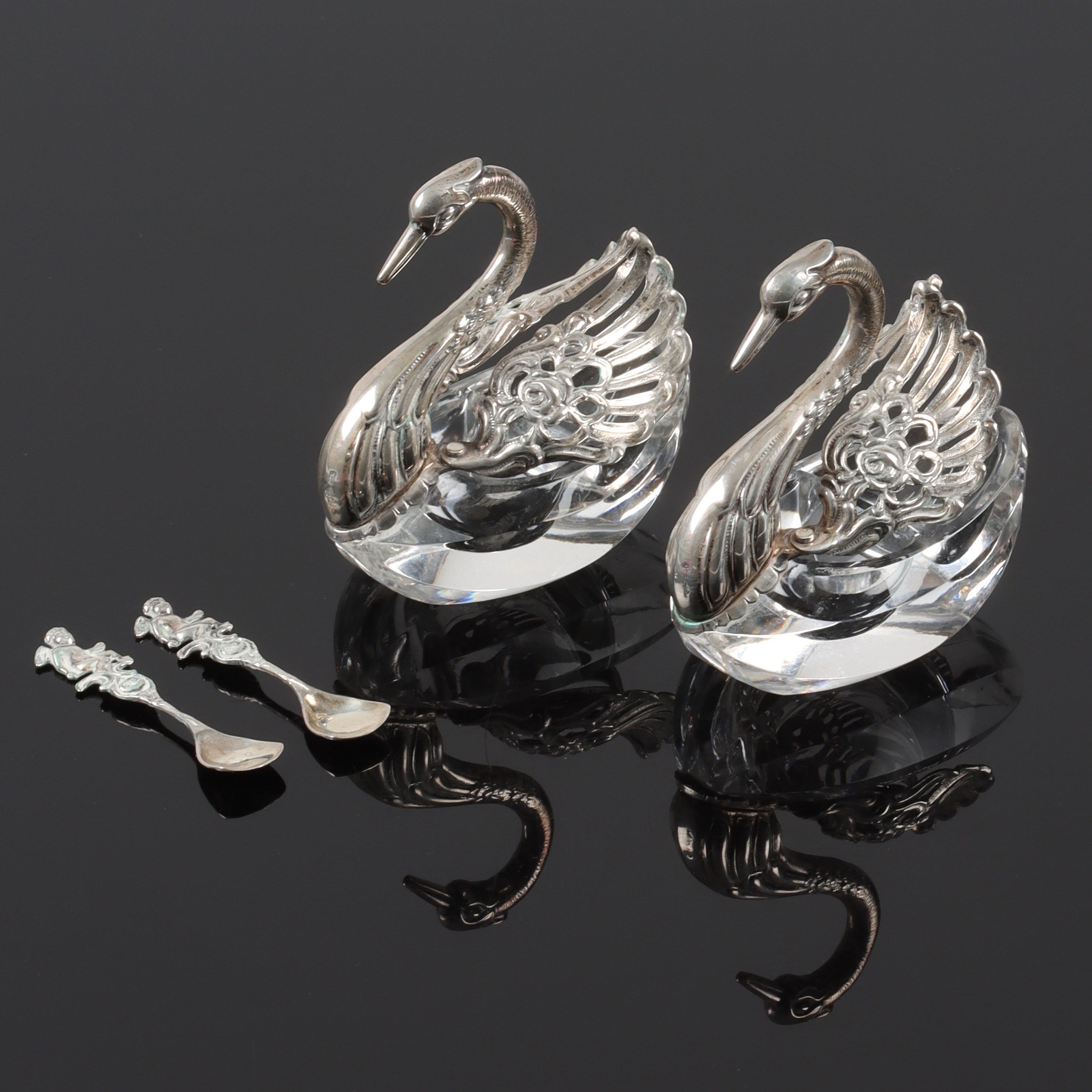 SALTKAR, 2 st, Svanar, silver och glas, 1900-tal.
