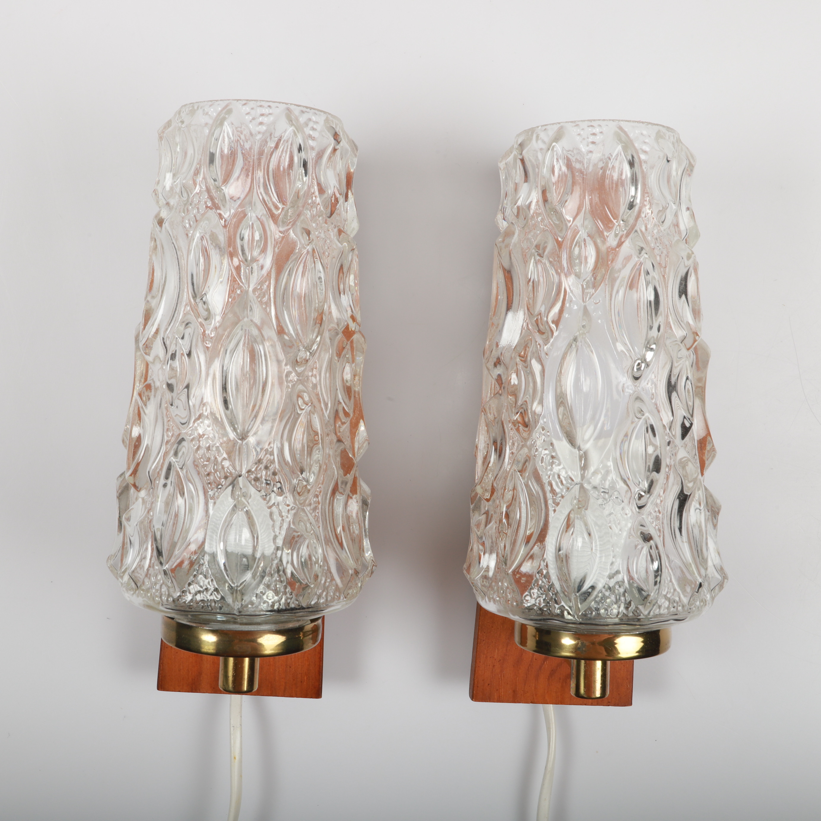 VÄGGLAMPOR, 1 par, modell 834, glas/teak, Ivars.