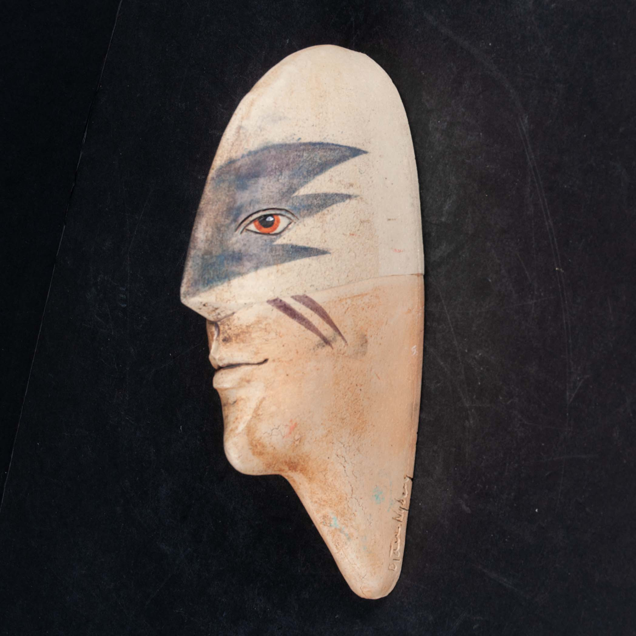 BJÖRN NYBERG (1943-2005). Skulptur i form av ansikte vägghängd stengods, signerad Björn Nyberg.