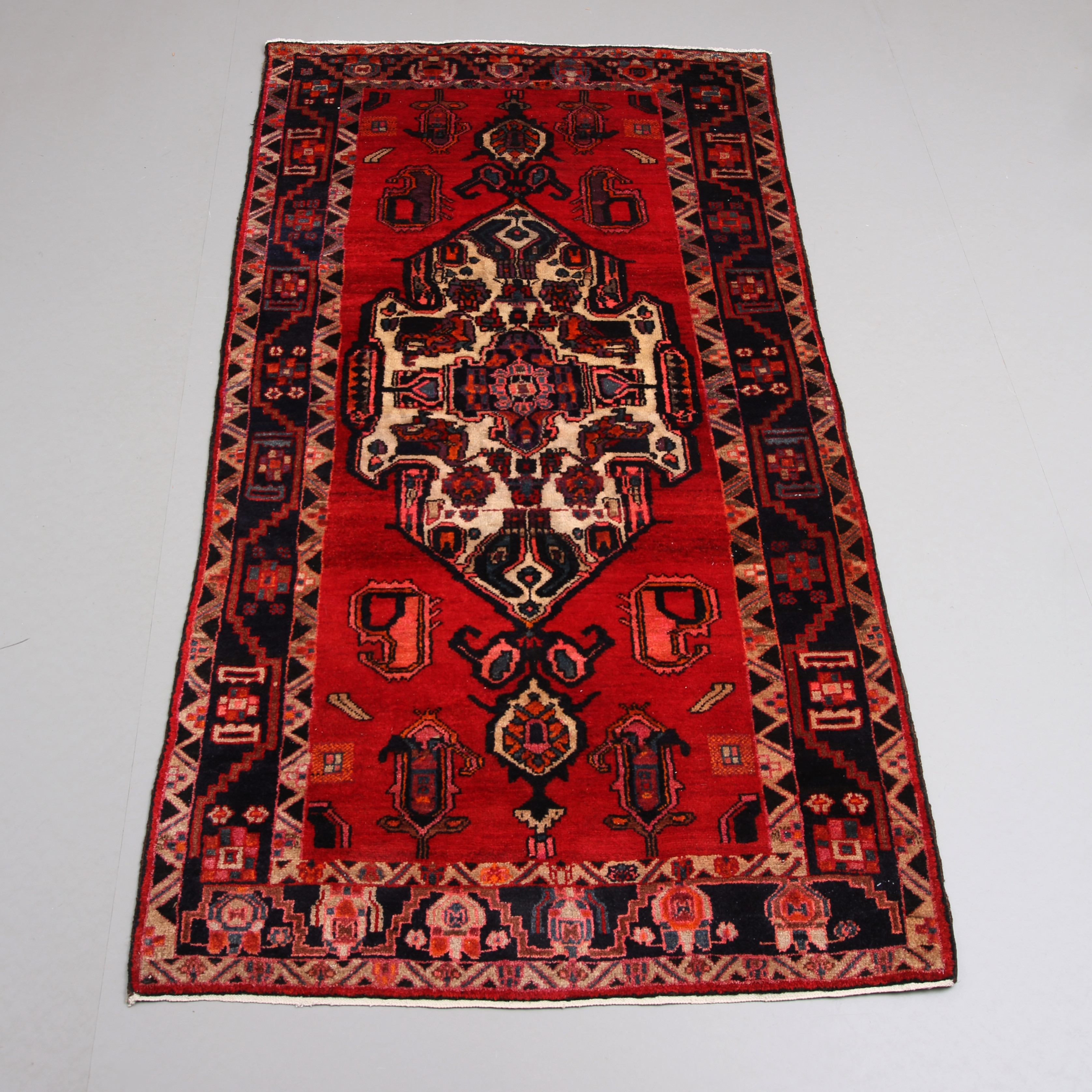 MATTA, handknuten, Hamadan, 281 x 148 cm.