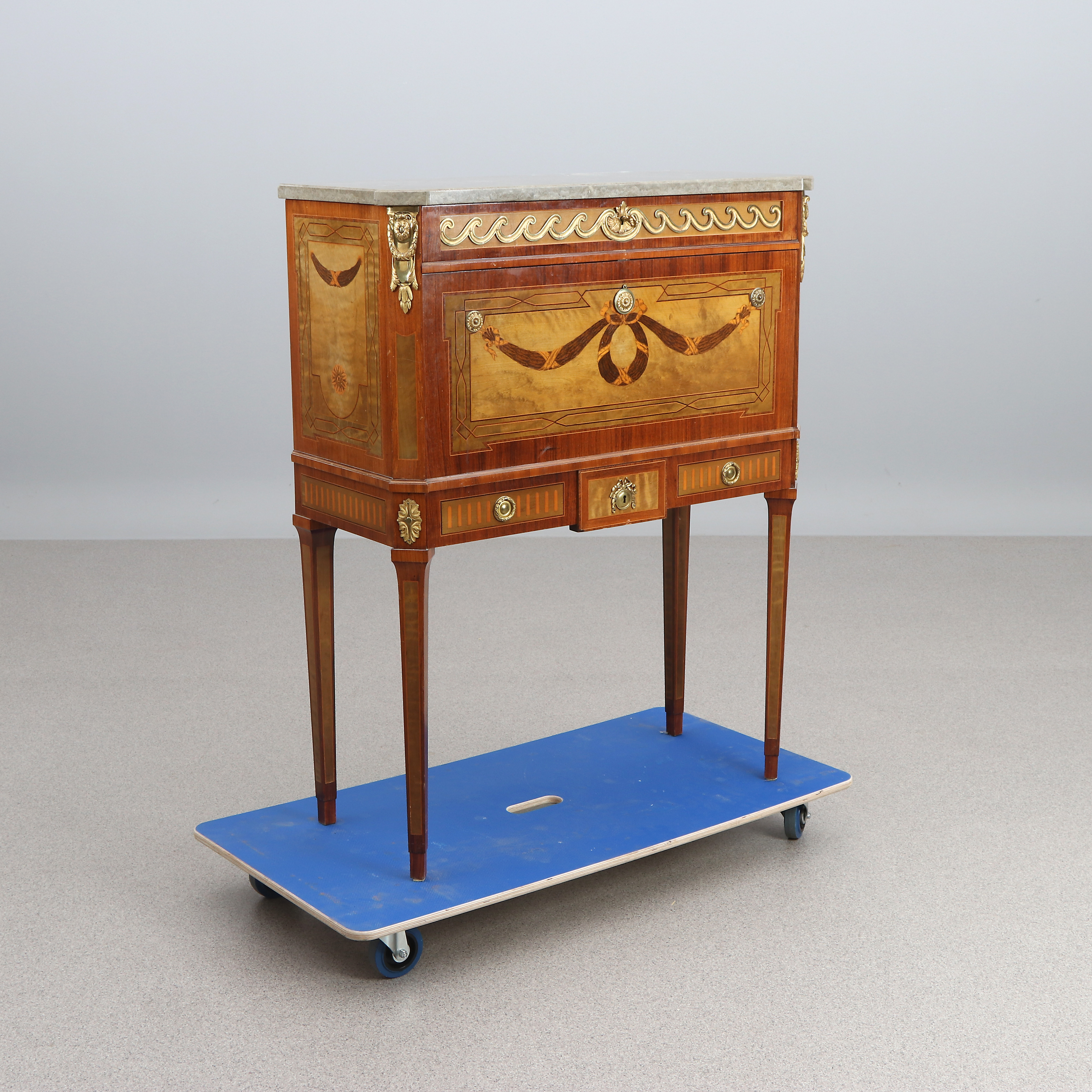 SEKRETÄR. Valnöt och björk med intarsiadekor och förgyllda mässingsbeslag, upptill med kalkstensskiva. Gustaviansk stil, 1900-tal.