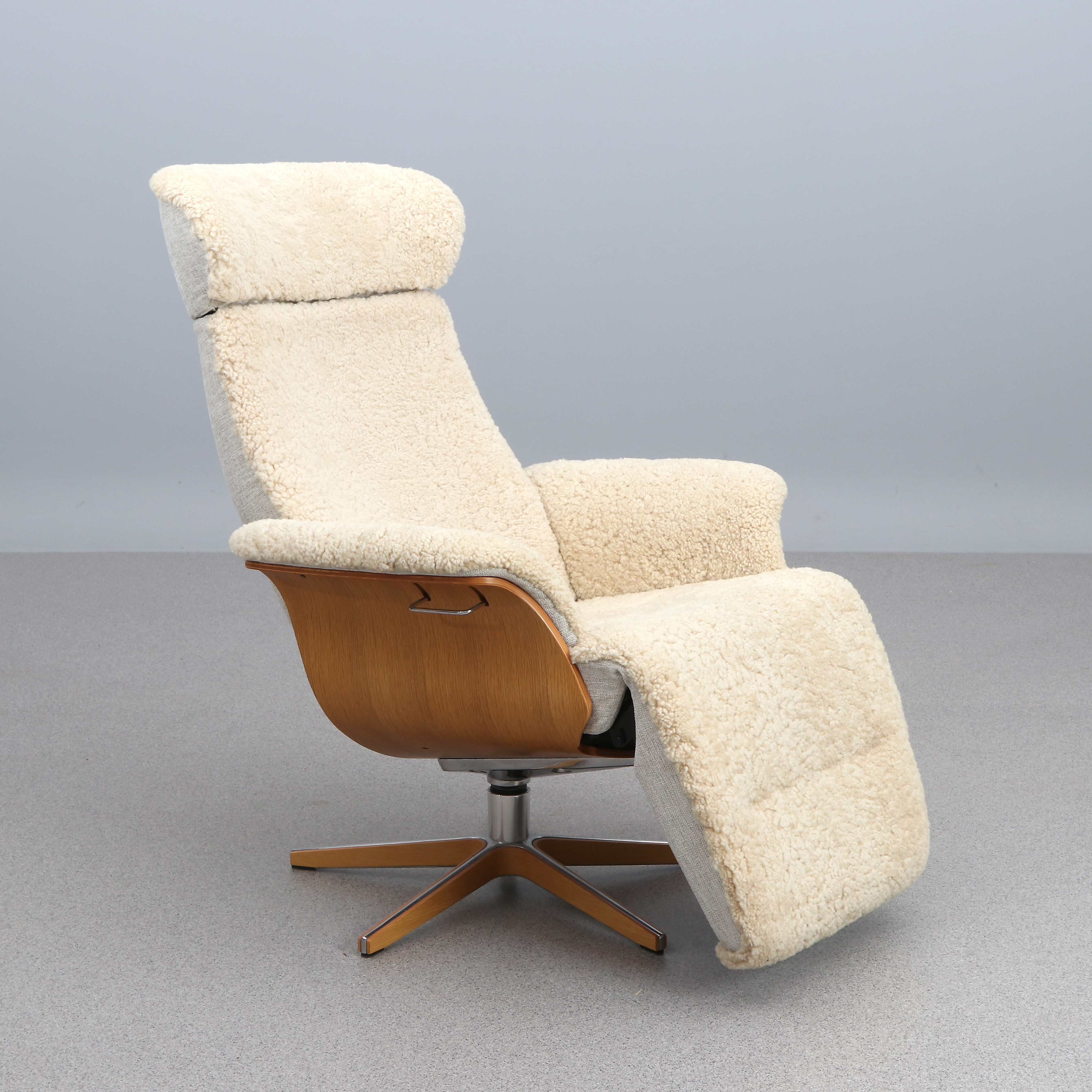 CONFORM, VILFÅTÖLJ. Ek och aluminium med klädsel i textil samt fårskinn. Samtida tillverkning.