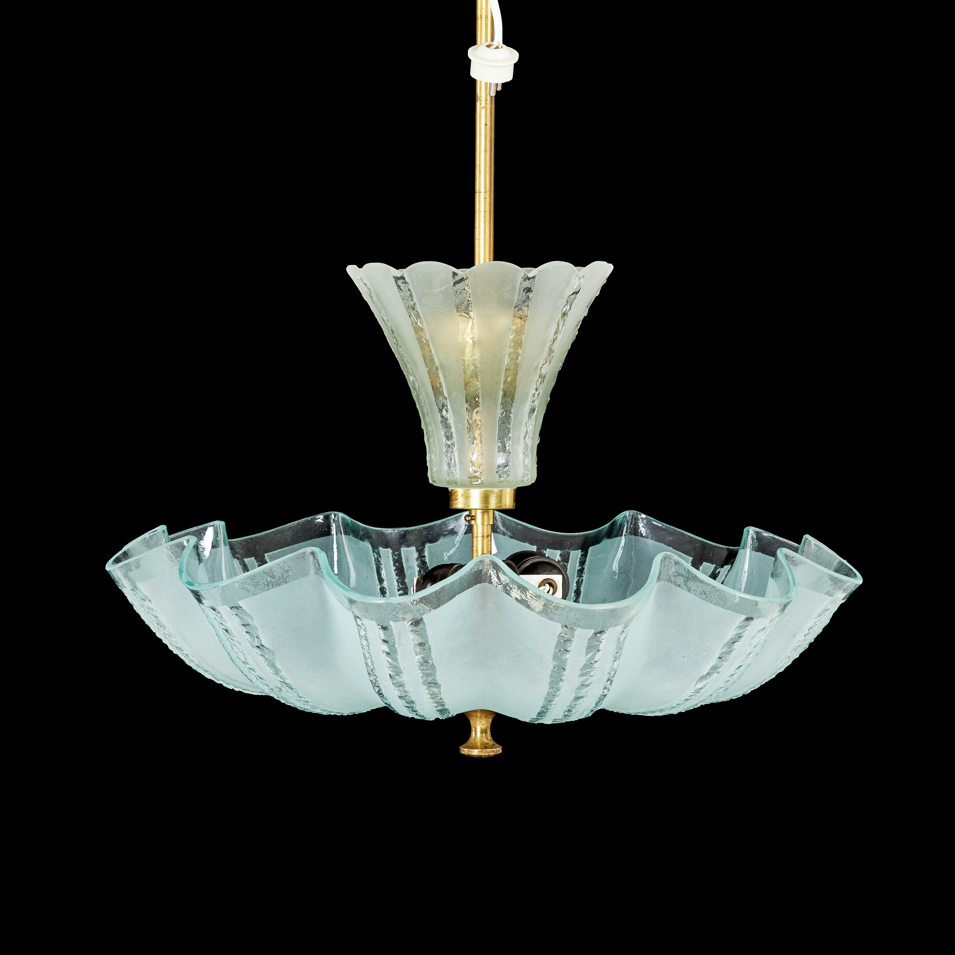 TAKLAMPA, ca 1940-tal, Swedish modern, veckad glasskärm med etsad dekor, mässingsstång, två ljuspunkter.